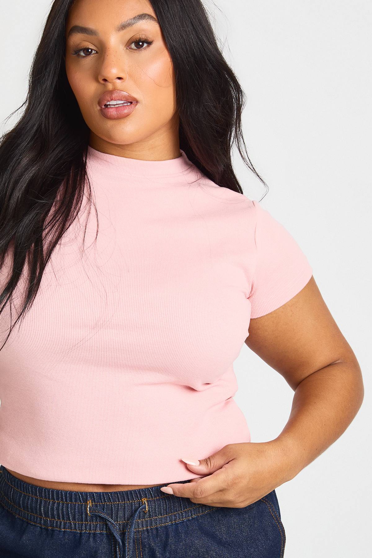 boohoo Haut Ajusté Côtelé À Manches Courtes Grande Taille