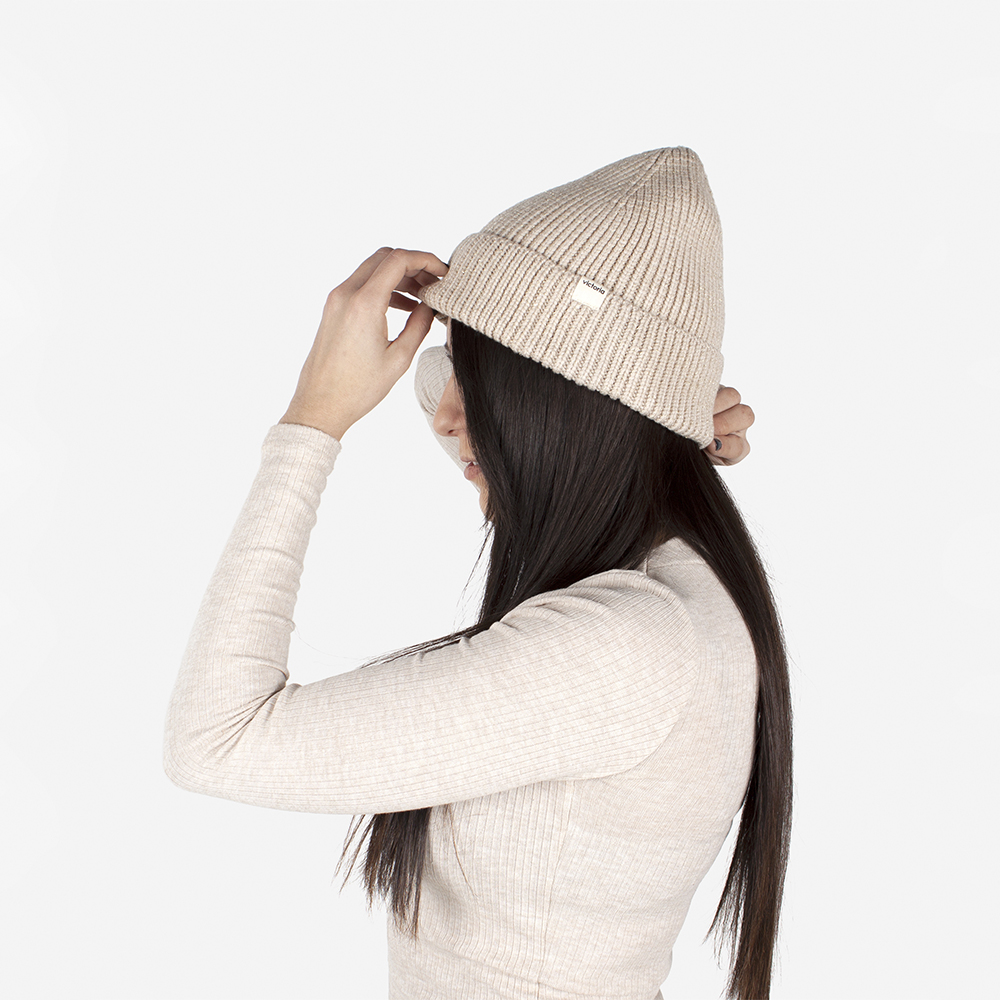 Gorro de malha V. Things com lurex, dobra dupla e etiqueta na aba.