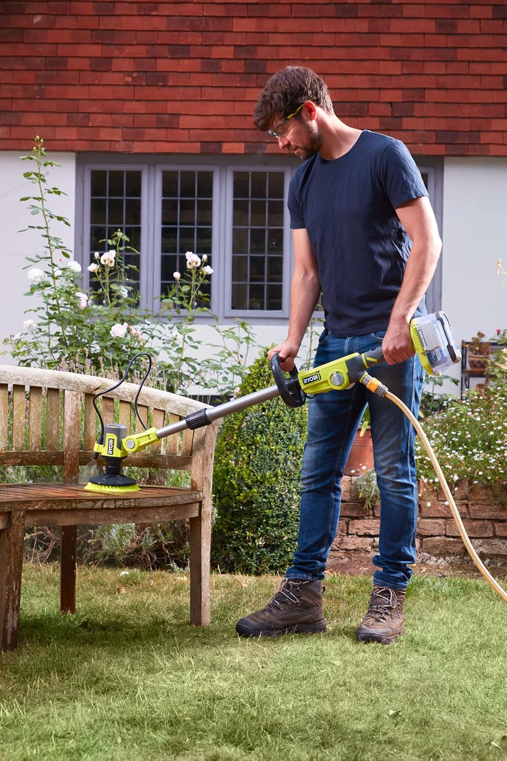RYOBI 18 V ONE+ Akku-Nass-Reinigungsbürste RWTS18-0 (teleskopierbar bis 1,4m, 15 cm Borstenkopf, Max. Leerlaufdrehzahl min⁻¹ 0-2100, ohne Akku und Ladegerät)