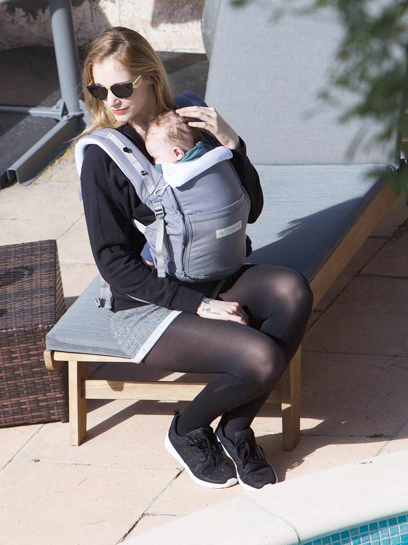 Canguru para bebês Physio Carrier LOVE RADIUS da JE PORTE MON BEBE, cor cinza claro liso