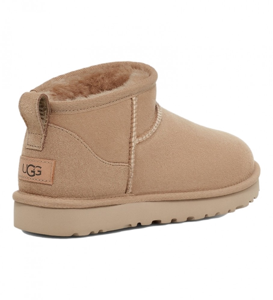 Botas de tornozelo UGG de couro, modelo Classic Ultra Mini Sand.