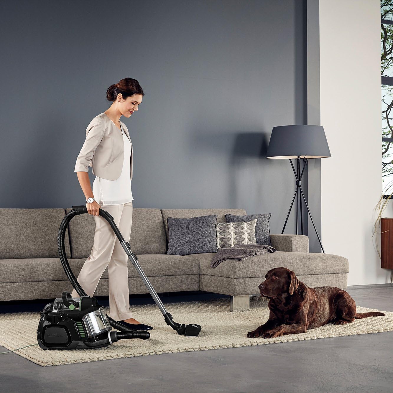 AEG LX7-2-ÖKOX Staubsauger ohne Beutel (55% Recyclingmaterial, inkl. Zusatzdüsen, 750 Watt, 9 m Aktionsradius, 1,4 l Staubbehälter, ergonomischer Handgriff, waschbarer Hygiene Filter, schwarz/grün)