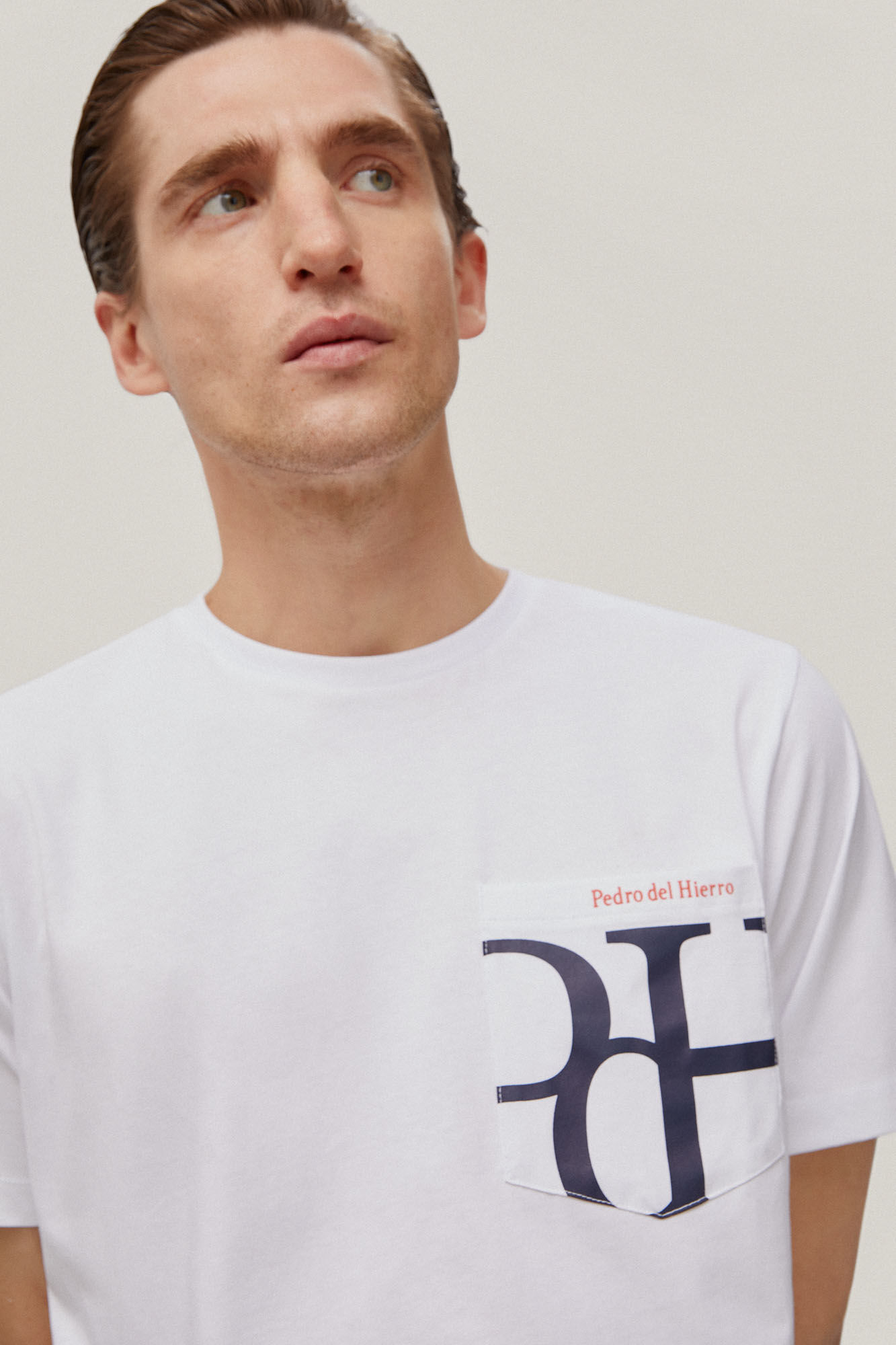 Camiseta com bolso e logo - Branca