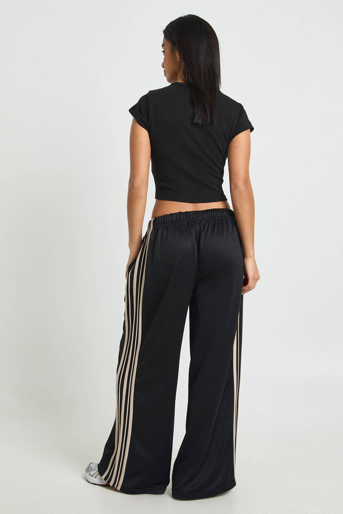 boohoo Jogging Petite à Jambes Larges avec Bandes Latérales et Poignets Ajustables