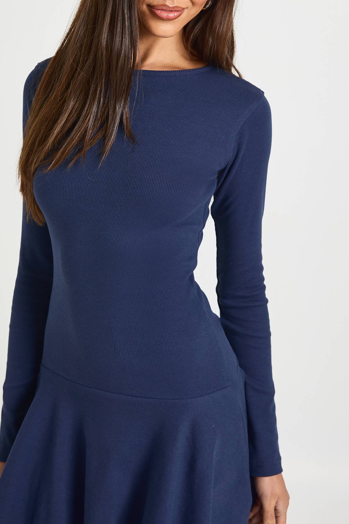 boohoo Robe Patineuse Côtelée à Ourlet Asymétrique