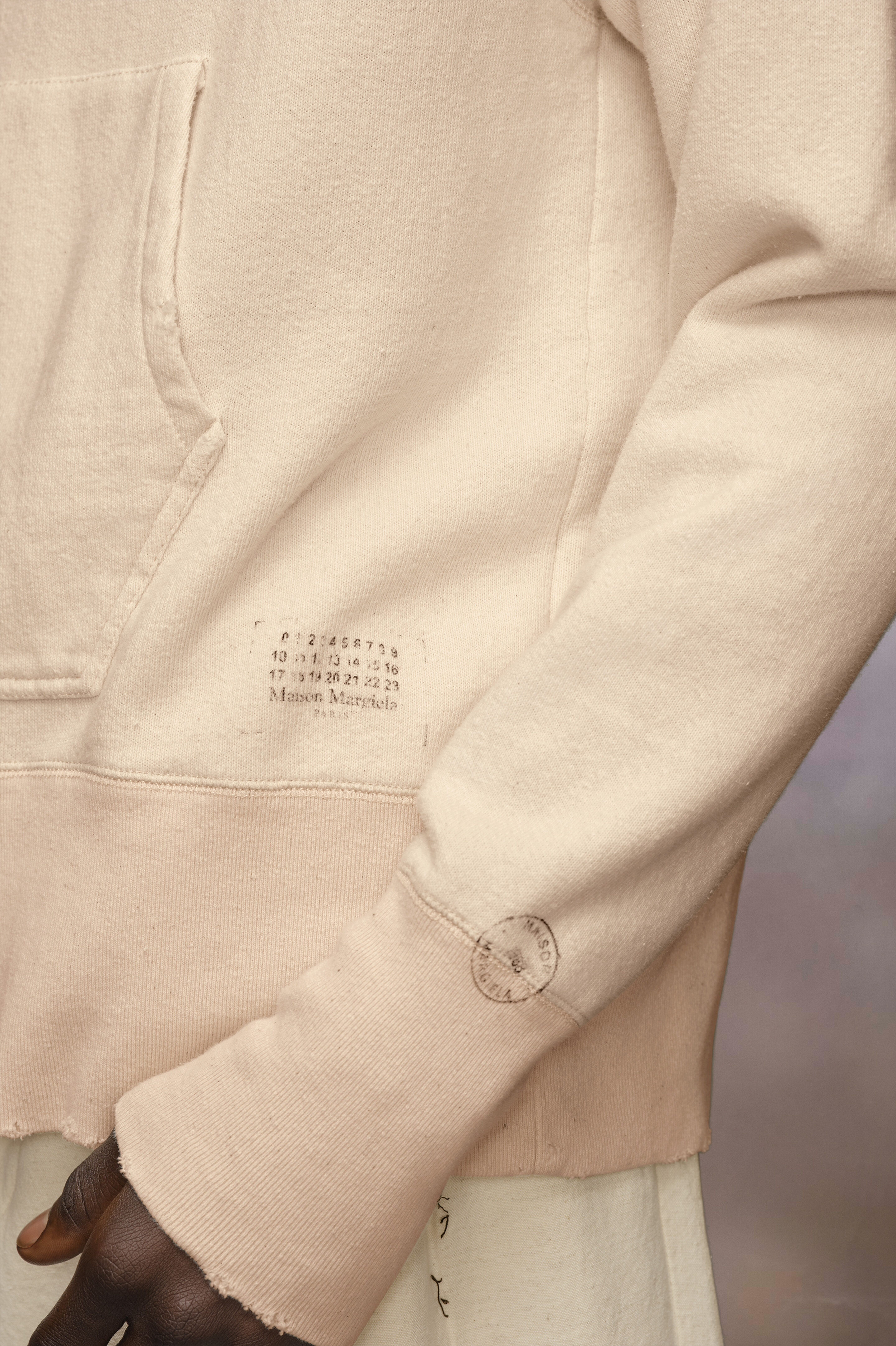 Sweat-shirt à capuche avec logo estampillé Ecru