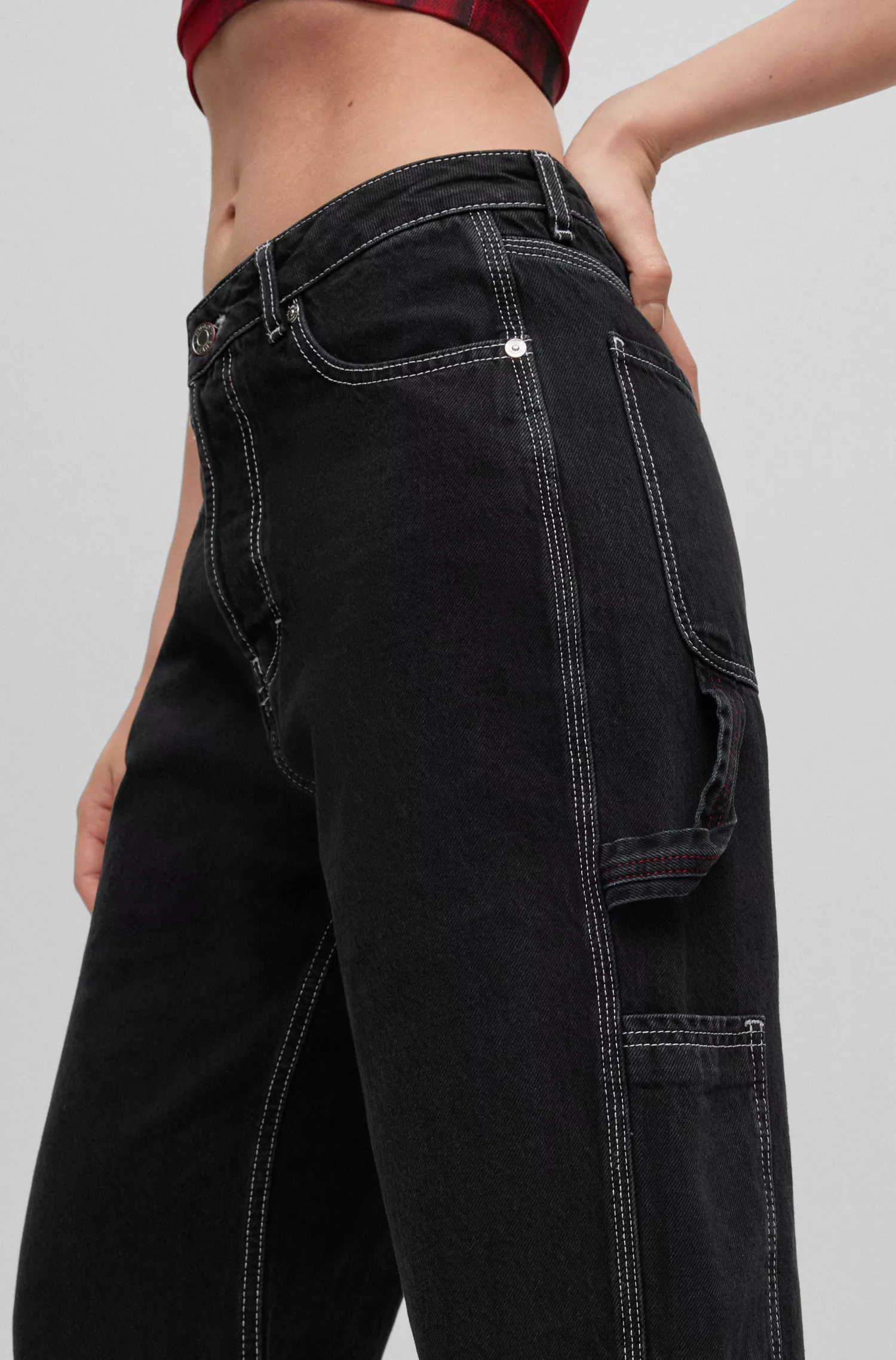 Calça jeans HUGO vermelha, modelagem relaxada, em denim rígido preto.