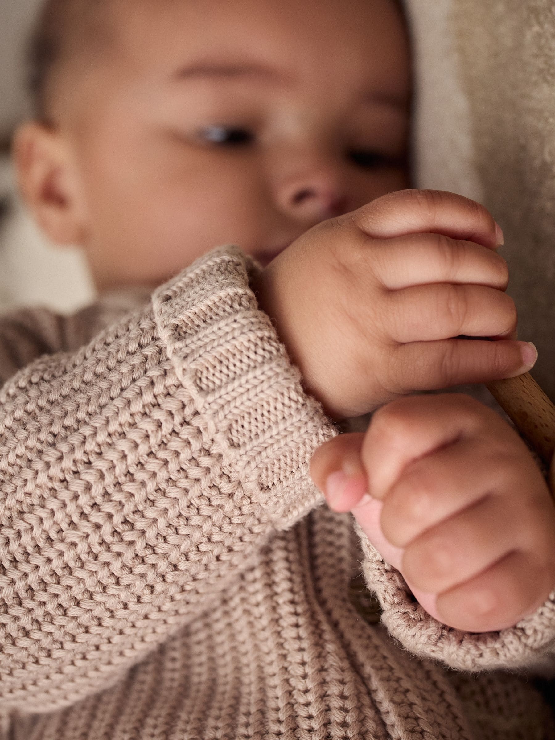 Hello World Naturel - Grofgebreid babyvestje met borduursel