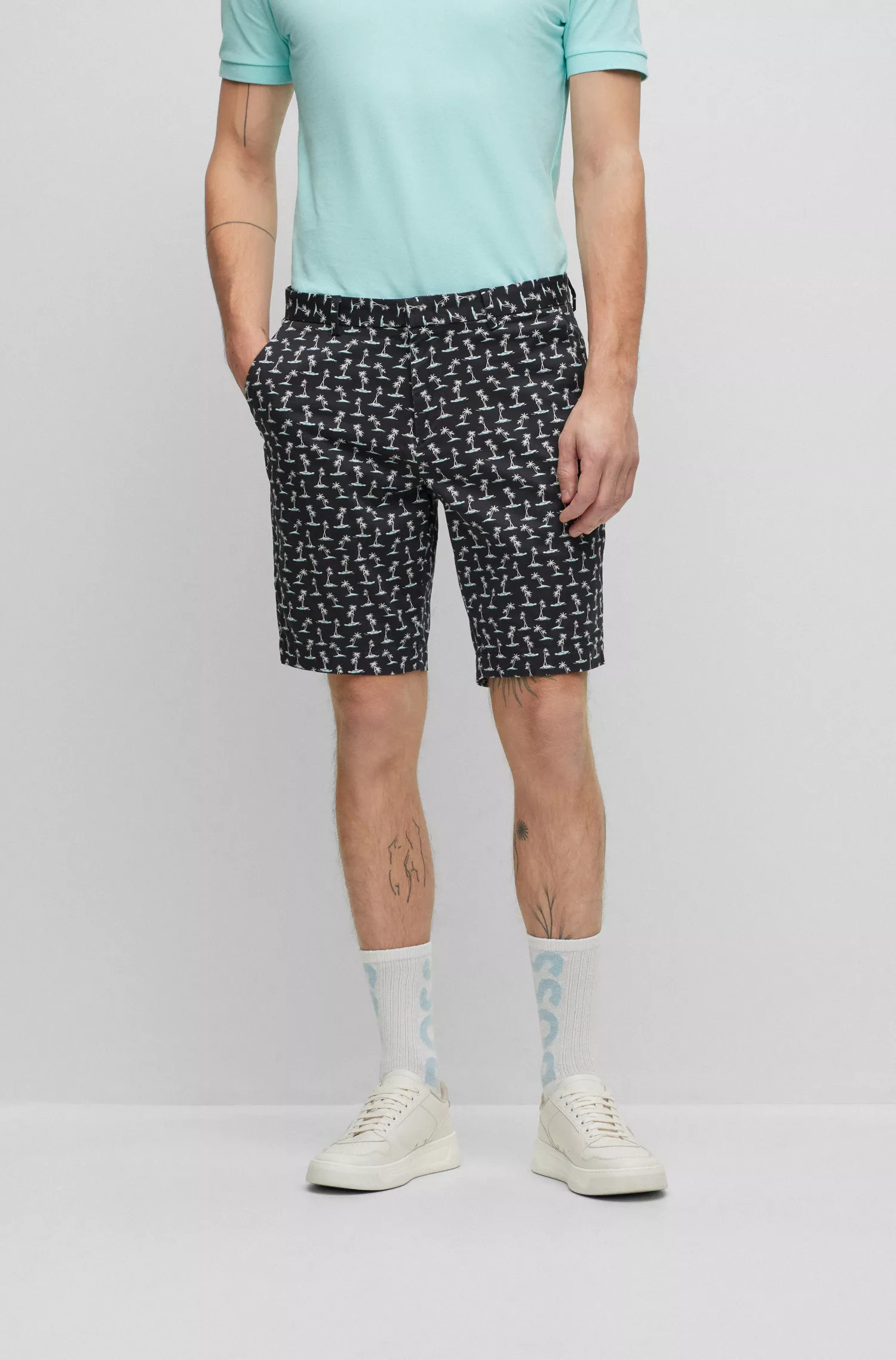 Shorts BOSS pretos de corte justo em cetim de algodão elástico com estampa da estação.