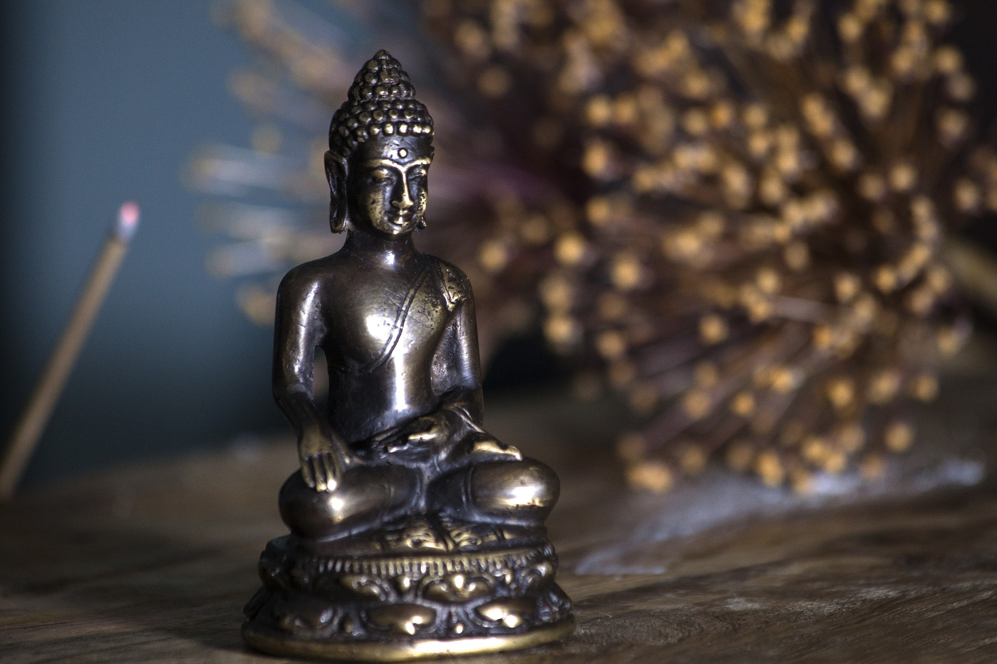 Buddha sitzend, aus Bronze, B 5,5 cm, H 10 cm von fischer's lagerhaus