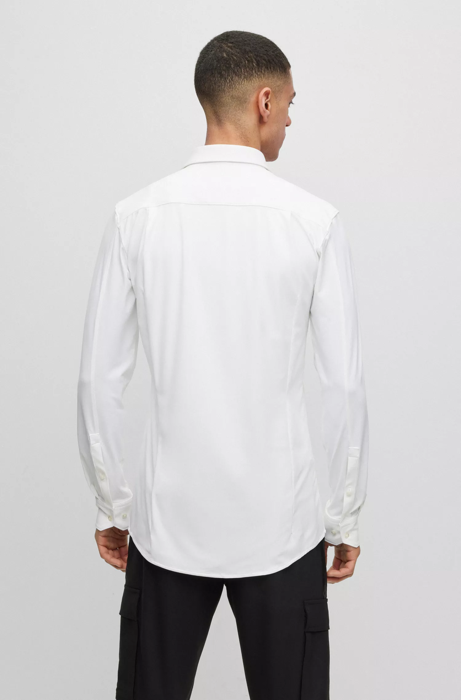 Camisa HUGO vermelha, corte extra slim, em jérsei elástico de alta performance.