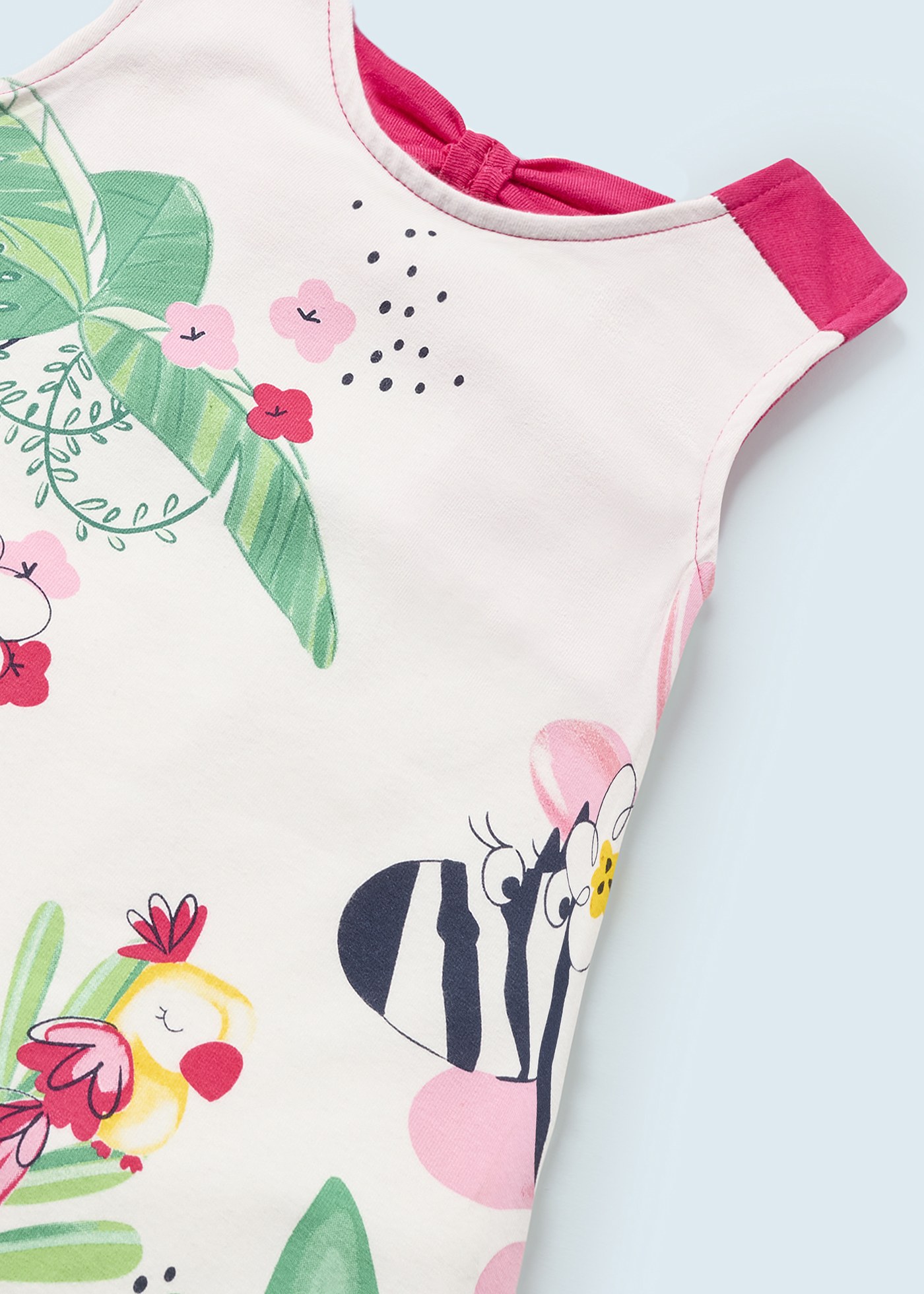 Vestido infantil com estampa feita de algodão sustentável.
