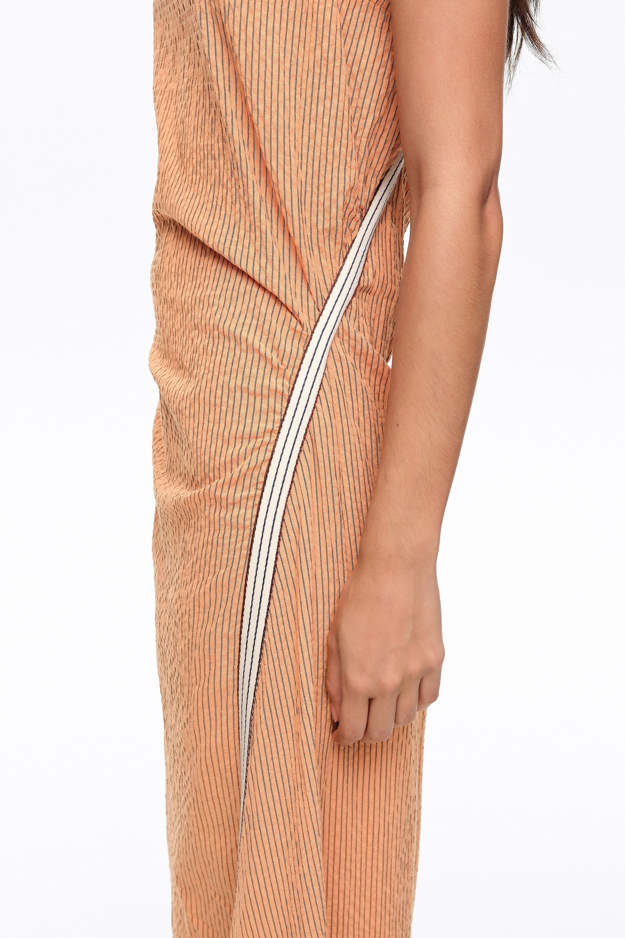 Vestido sem mangas com alça sobreposta listrada em laranja