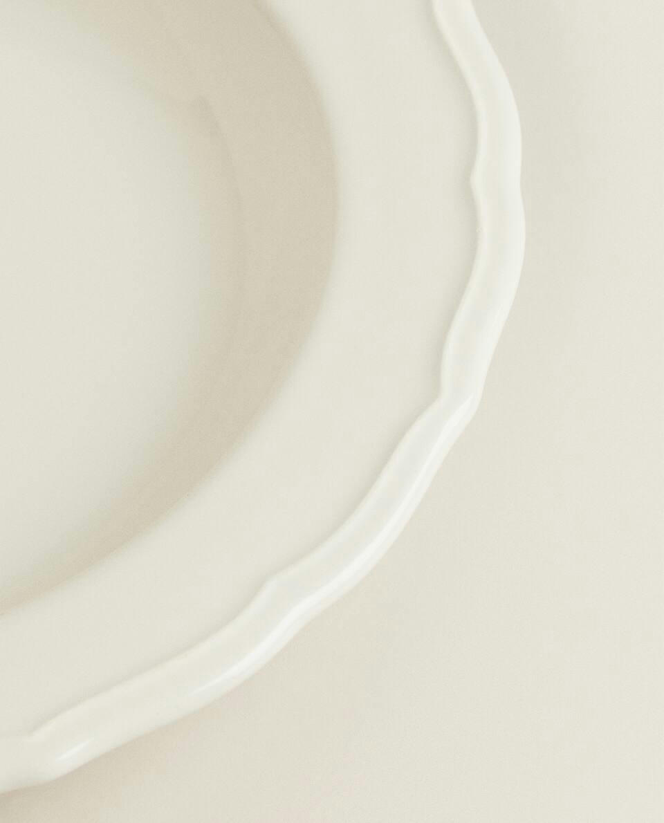 Prato de sopa de barro com borda decorada