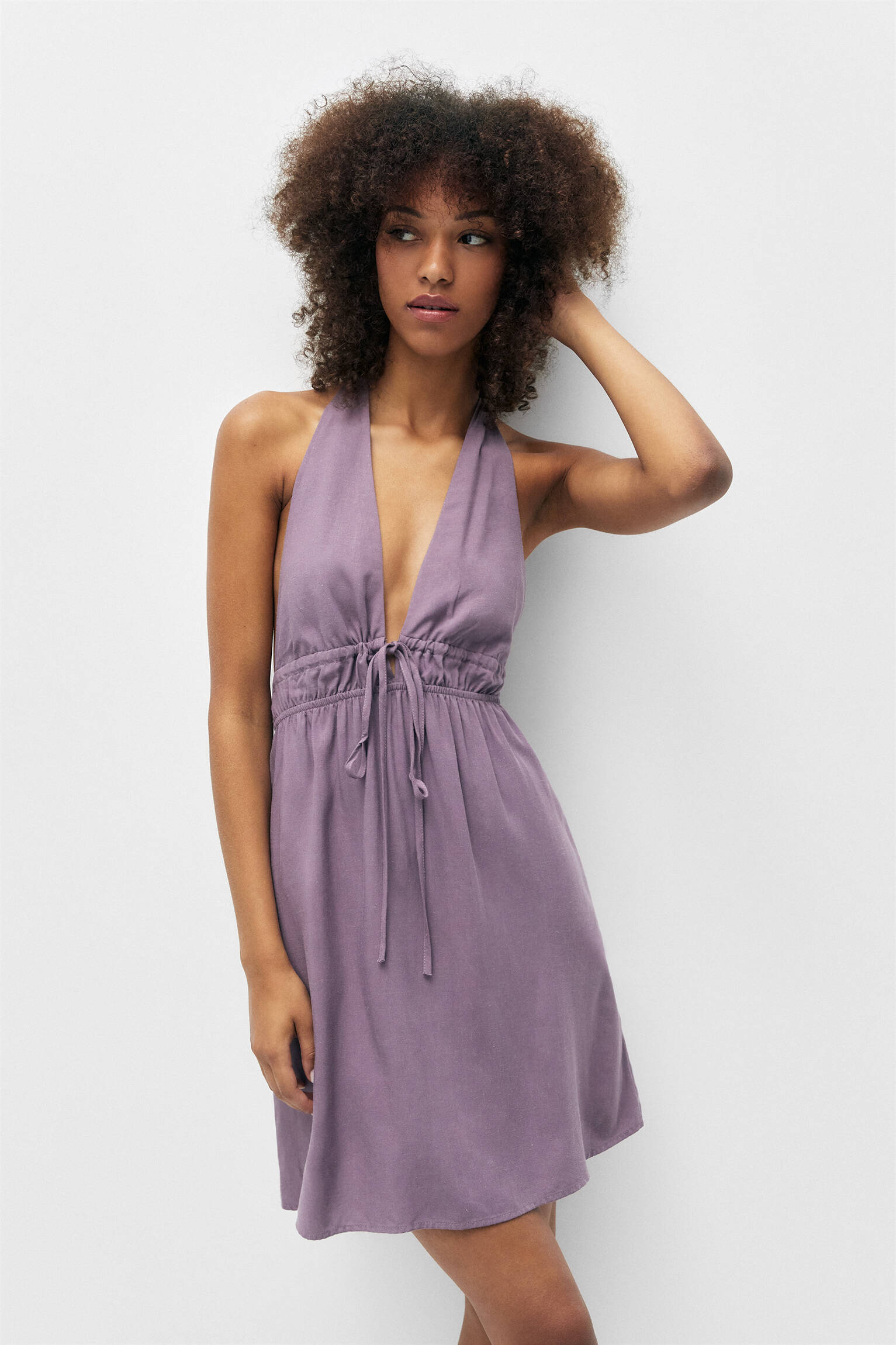 VESTIDO CURTO COM DECOTE ALÇA NO PÉ - ROXO