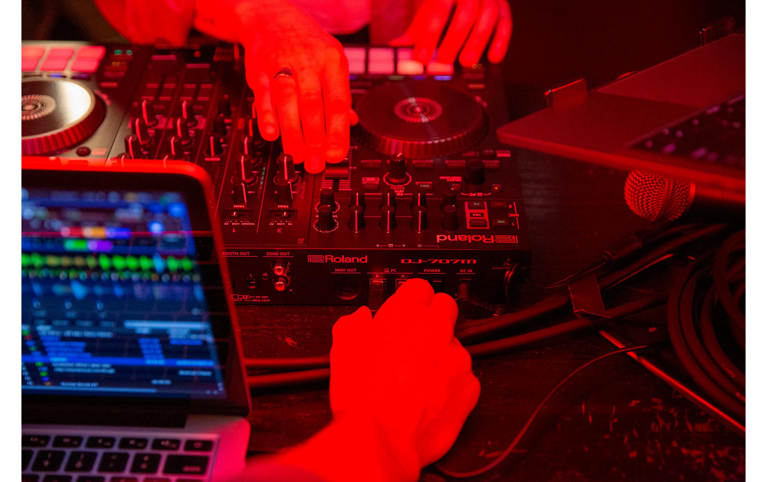 DJ-Controller DJ-707M<br>Für DJs, die mehr wollen, als nur Tracks zu mixen