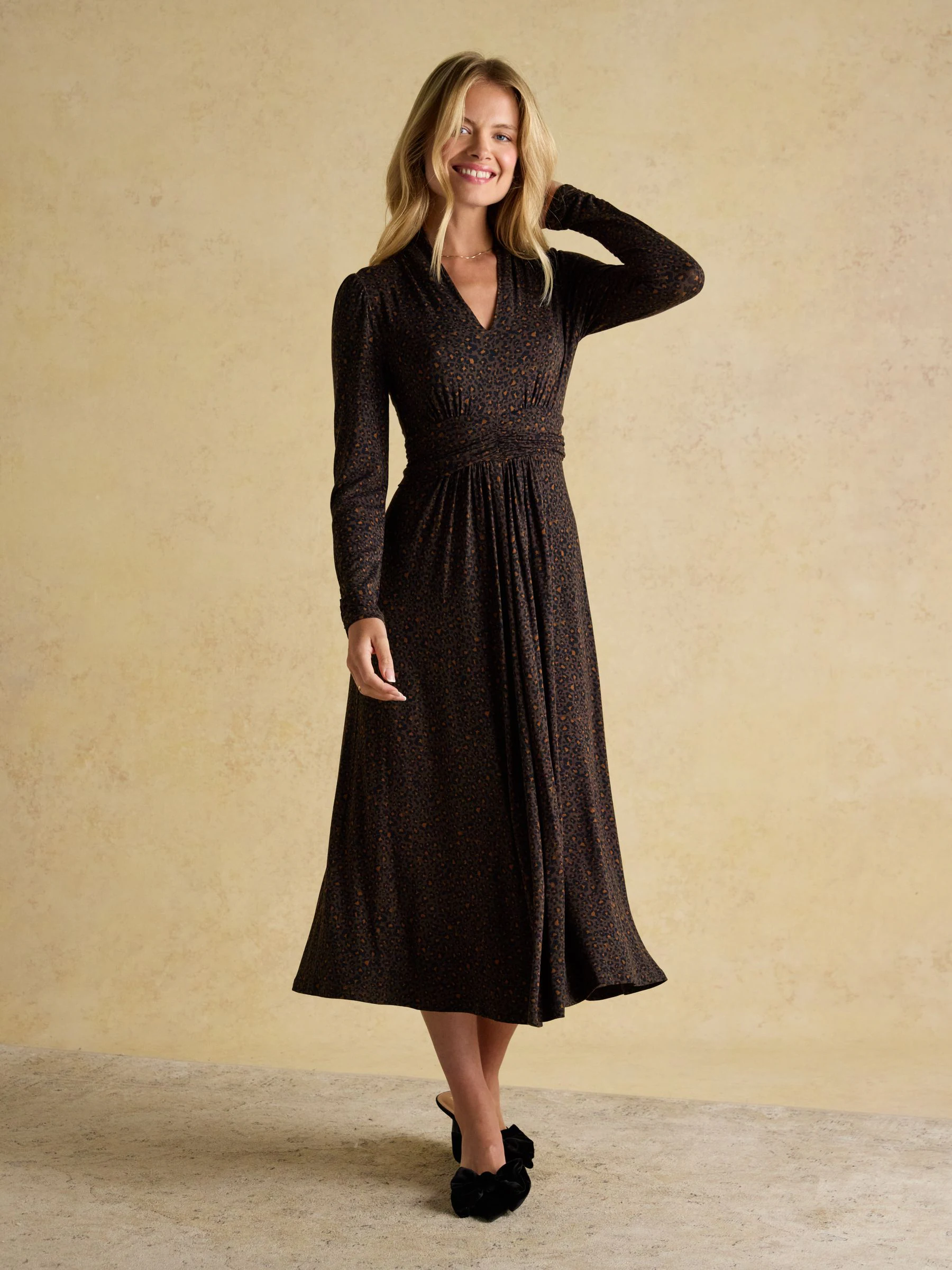 Bruin - Joules Mina Jersey midi-jurk met V-hals, gerimpelde taille en lange mouwen