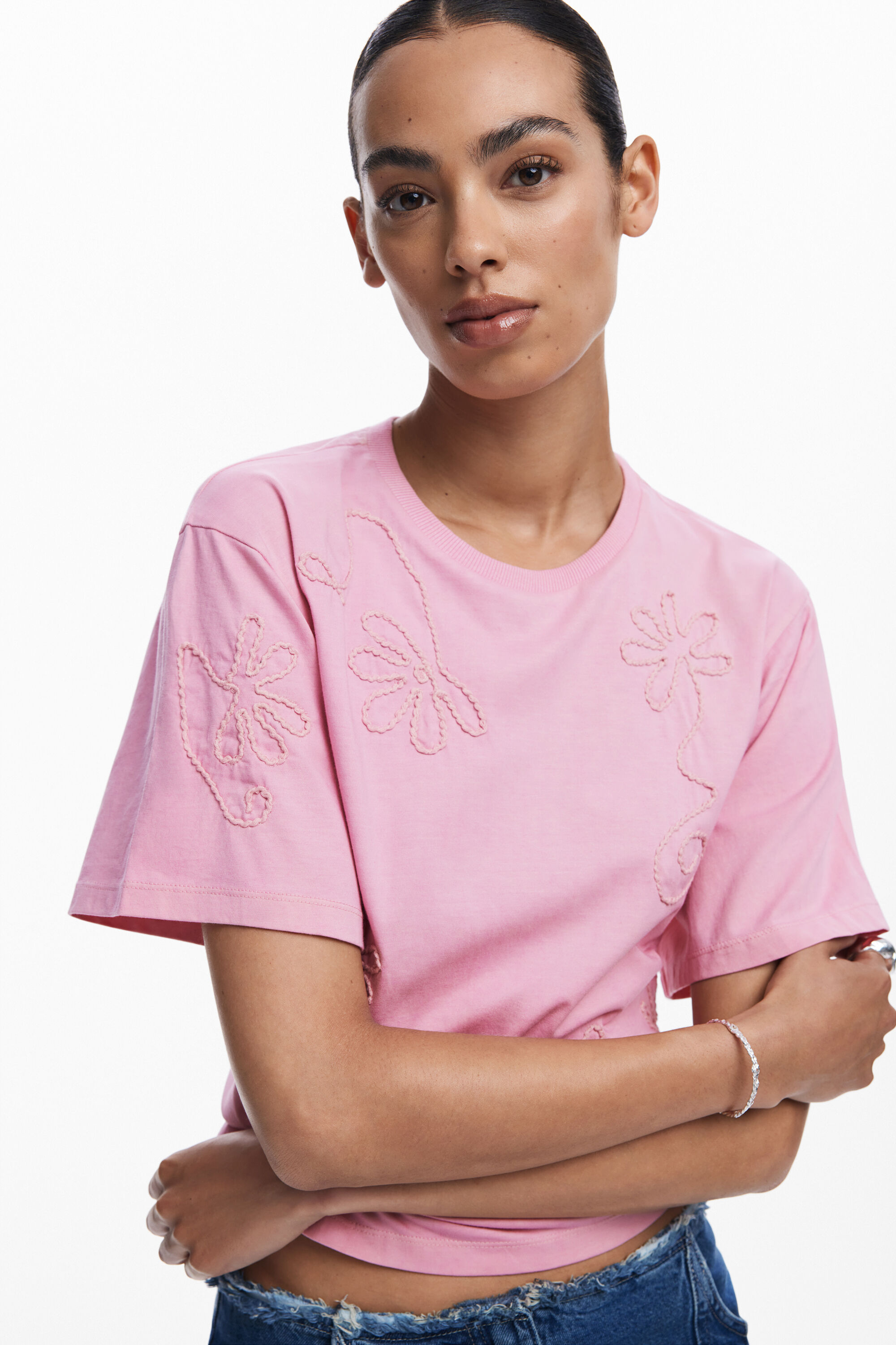 Camiseta flores bordadas