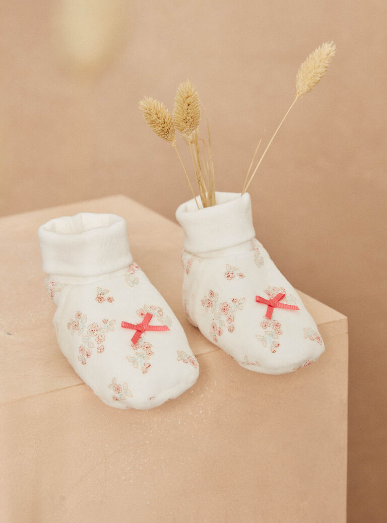 Chaussons de naissance écrus en velours