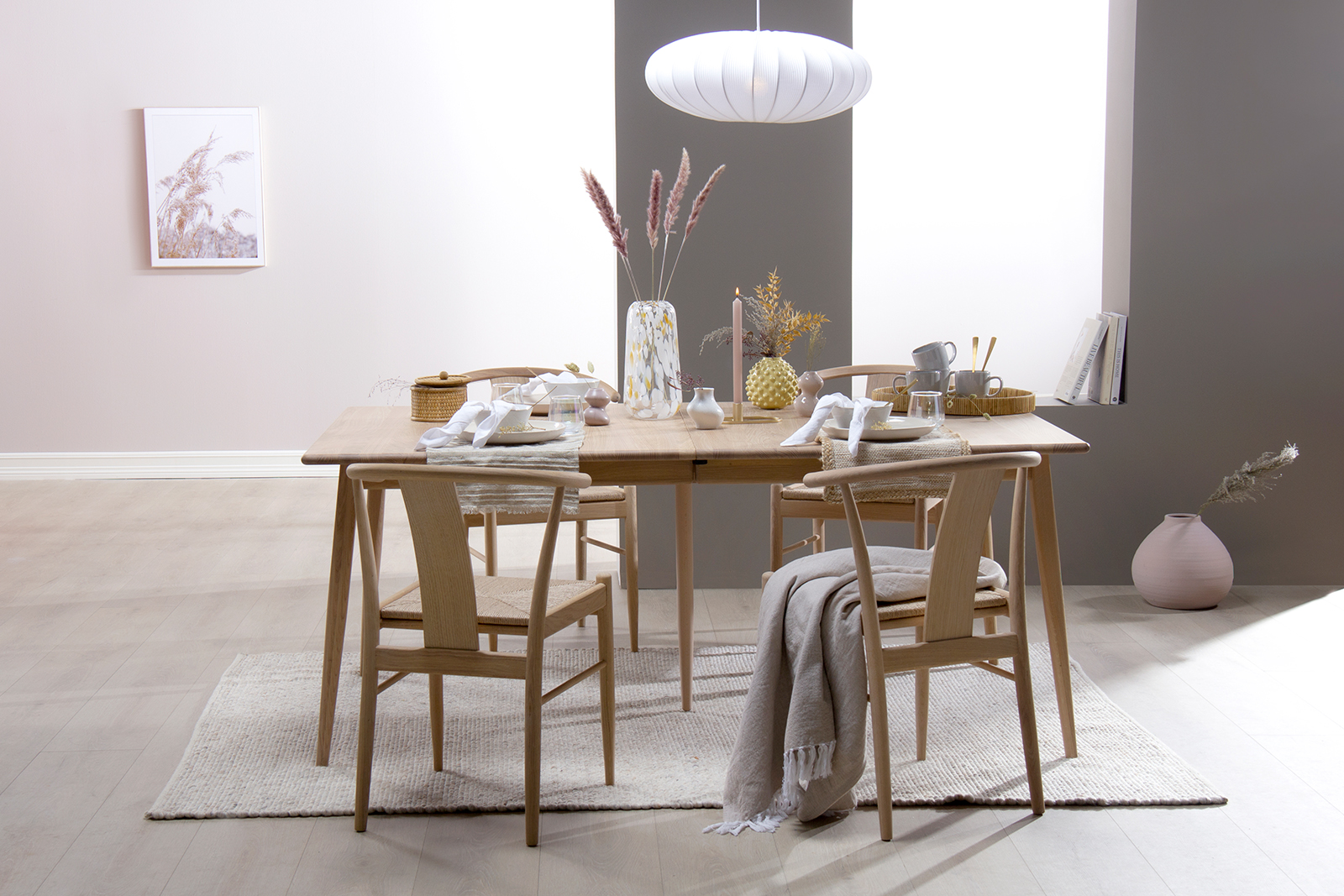 Nord H8 spisebord 105x180 cm. Hvitoljet heltre eik med uttrekk til 2 tilleggsplater.