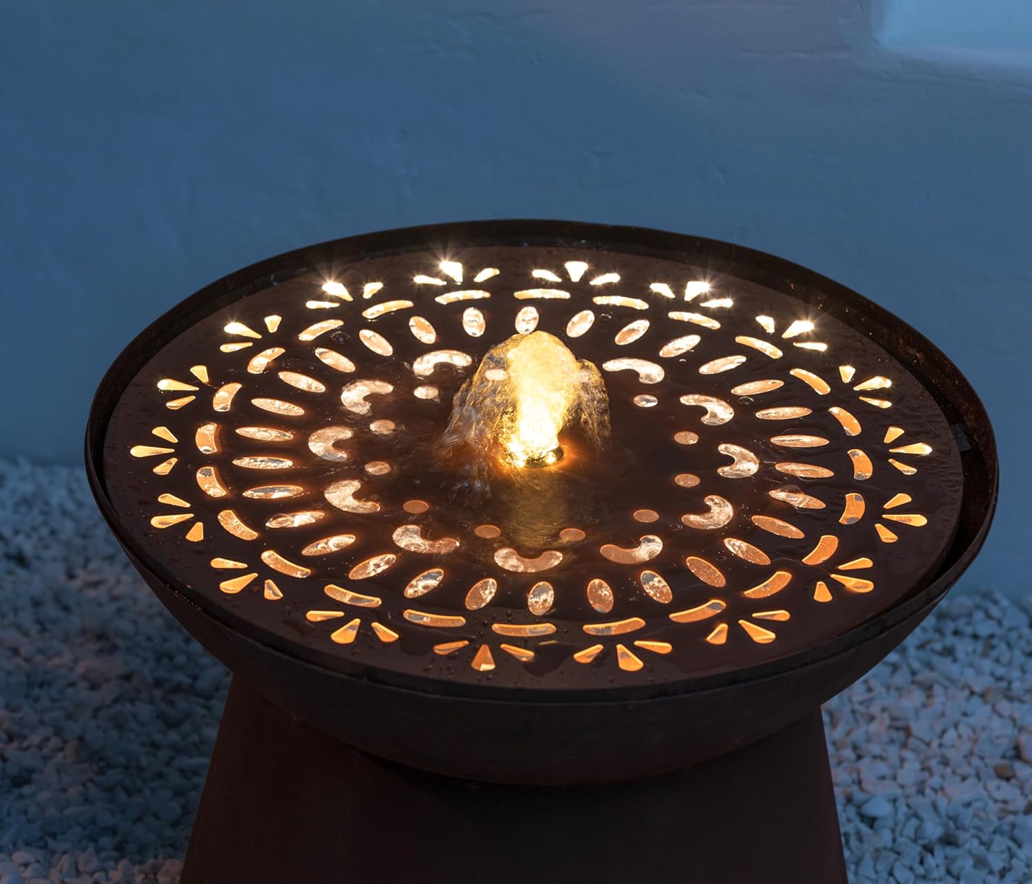 Dehner Gartenbrunnen Fiore, frostbeständiger Brunnen für Außen, Komplett-Set mit warmweißer LED Beleuchtung/Pumpe/Trafo, Höhe 66 cm, Ø 50 cm, Cortenstahl, Kupfer-Farben