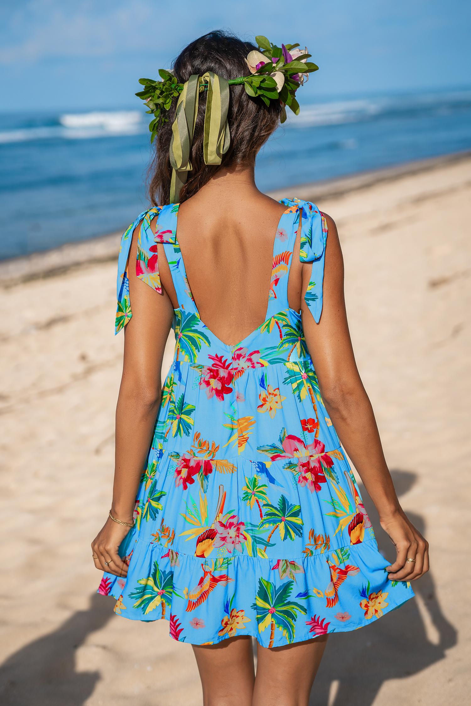 Robe mini tropicale lumineuse à imprimé perroquet et palmier