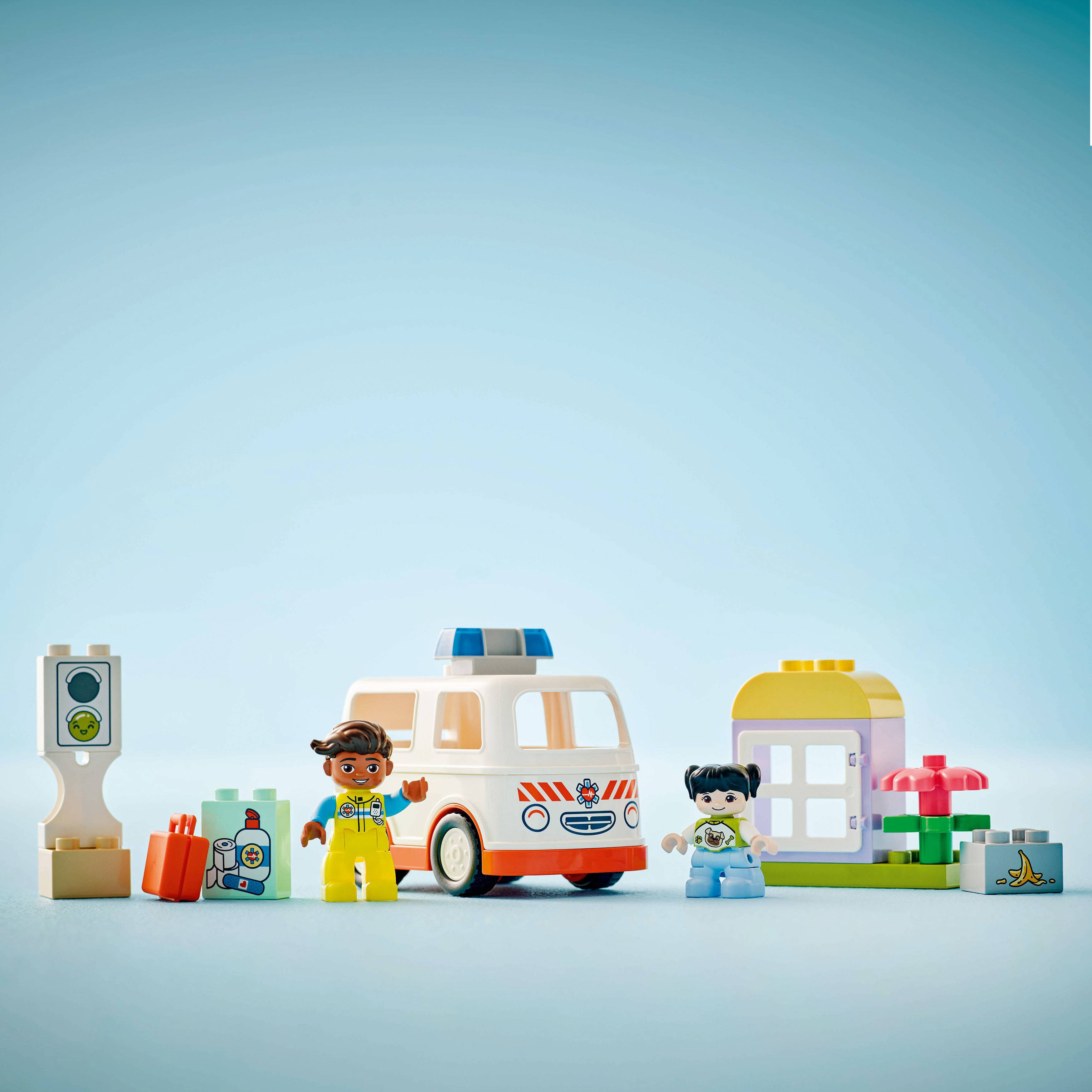 LEGO Ambulance met chauffeur voor fantasiespel 10447