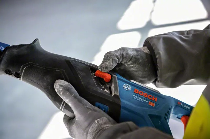 BOSCH COMBI-KIT 4 18V Tool: GSR 18V-90C + GDX 18V-210C + GBH 18V-24C + GSA 18V-28 + 1 4.0 AH battery (PROCORE) + 2 5.5 AH battery (PROCORE) + GAL 1880CV (L)PROFESSIONAL