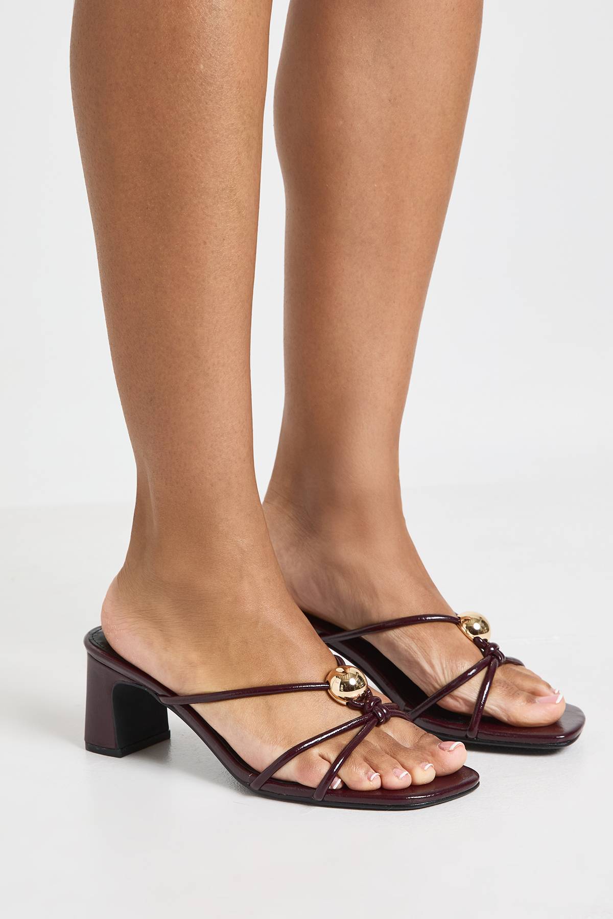 boohoo Mules À Brides Avec Finitions Dorées