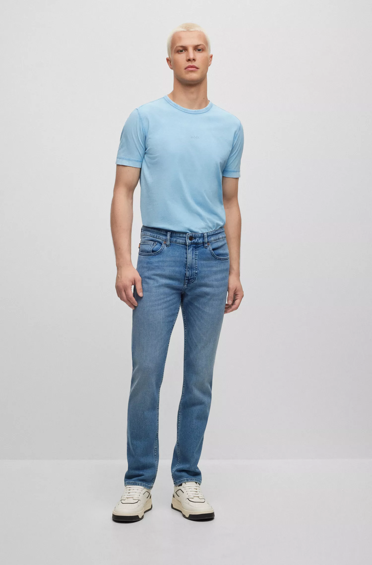 Calça jeans BOSS laranja, corte slim, em denim azul com elasticidade confortável.