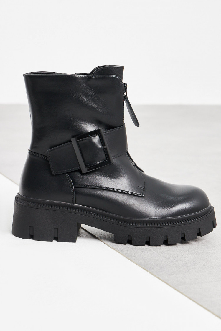 Bottines noires à boucles sur le côté
