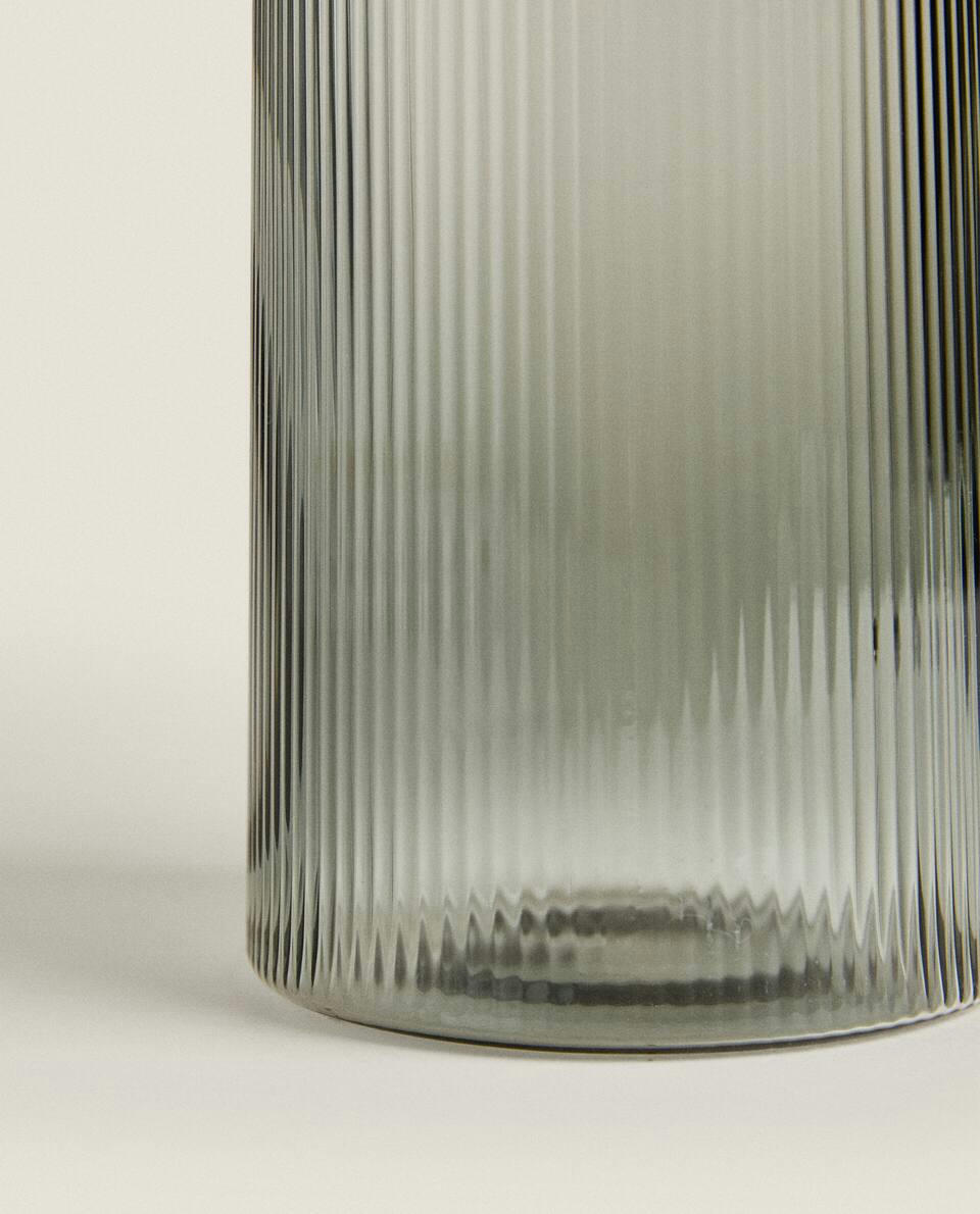 Jarra de vidro borossilicato com desenho linear.