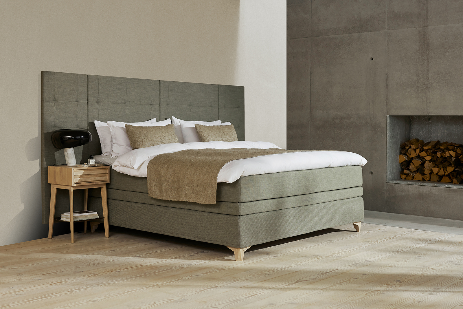 Majestic Crown kontinentalseng 210x210 cm i tekstil 213/223 oliven grønn med Majestic overmadrass og Exact funksjon. Medium/medium fasthet, seamless utførelse og Eicon ben sort med støtteben. Uten hodegavl