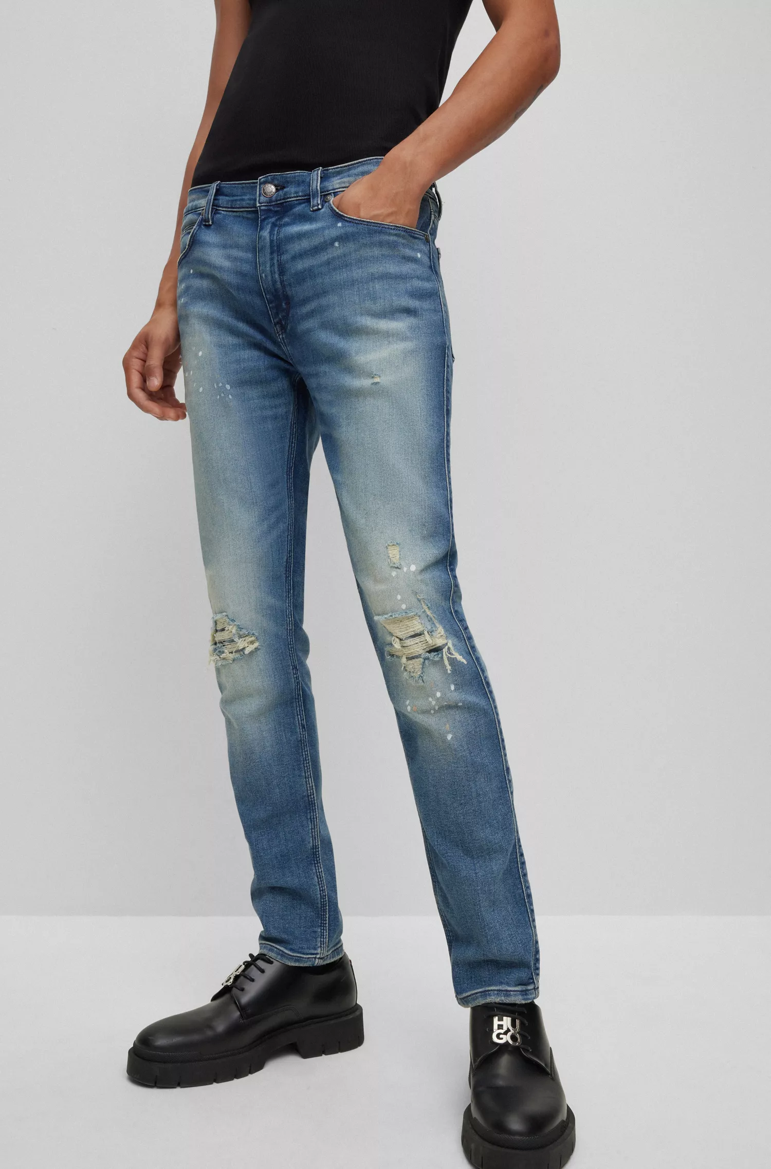 Calça jeans HUGO vermelha, extra slim fit, em denim azul com elasticidade confortável.