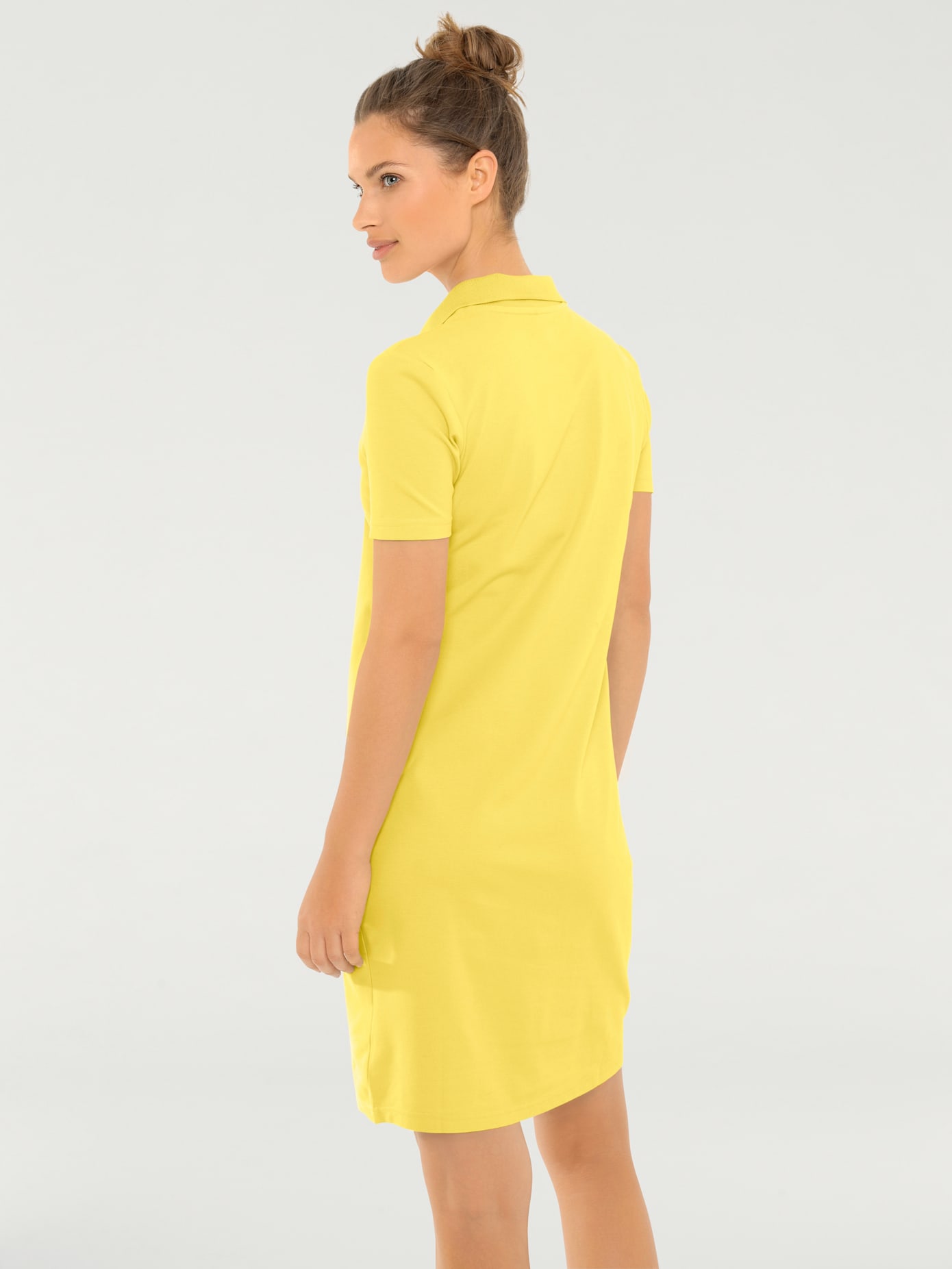 Robe longueur au-dessus du genou, style polo