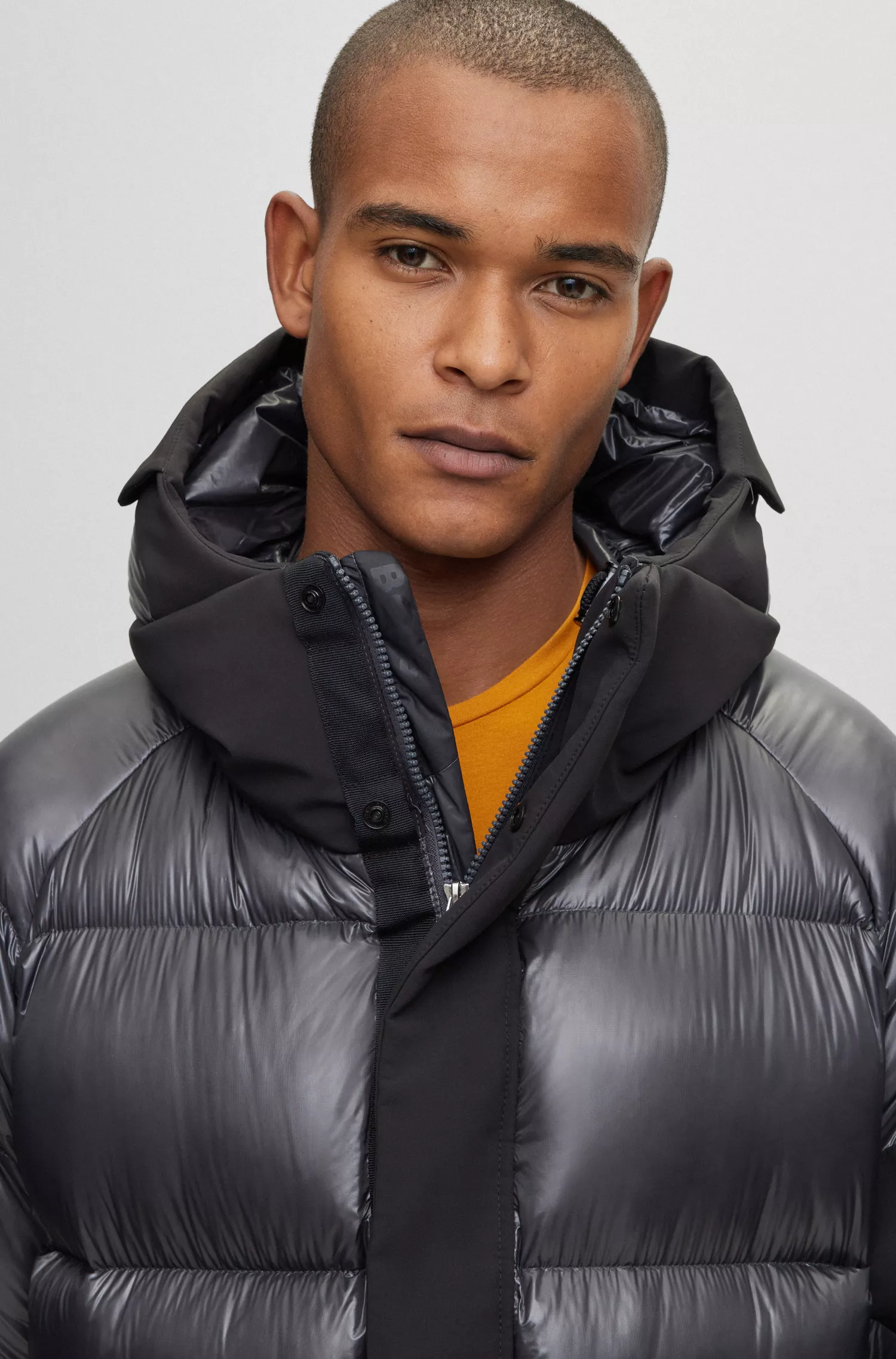 Jaqueta impermeável BOSS verde, modelagem oversized, em materiais mistos.