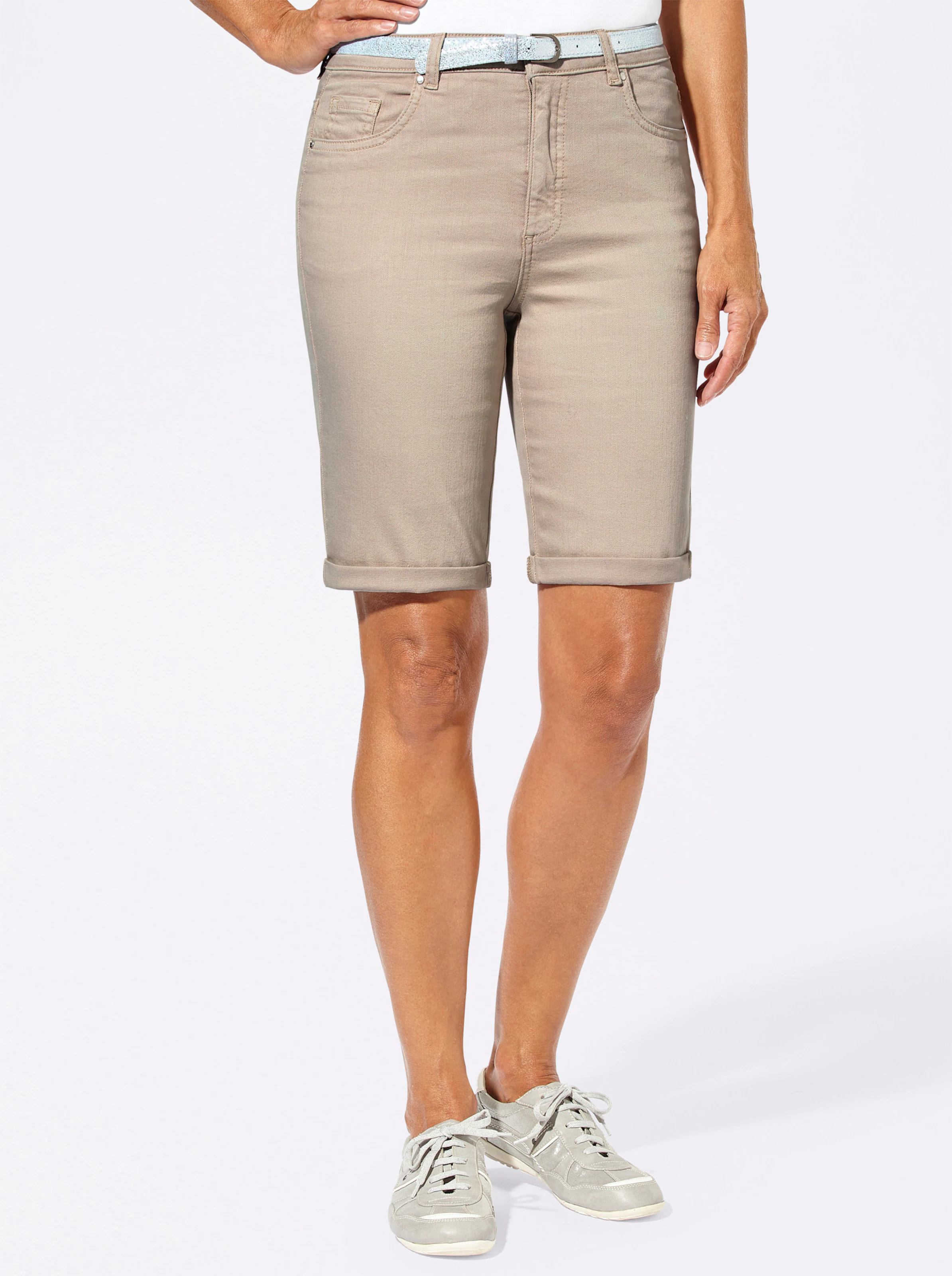 Jeansbermudas in sand