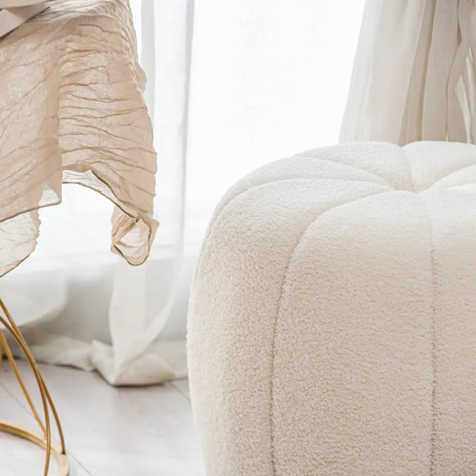 Pouf met witte lussen en strepen