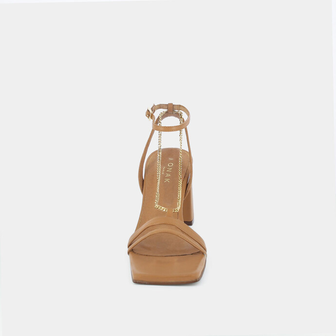 Sandales à talons et chaînes dorées  en cuir camel