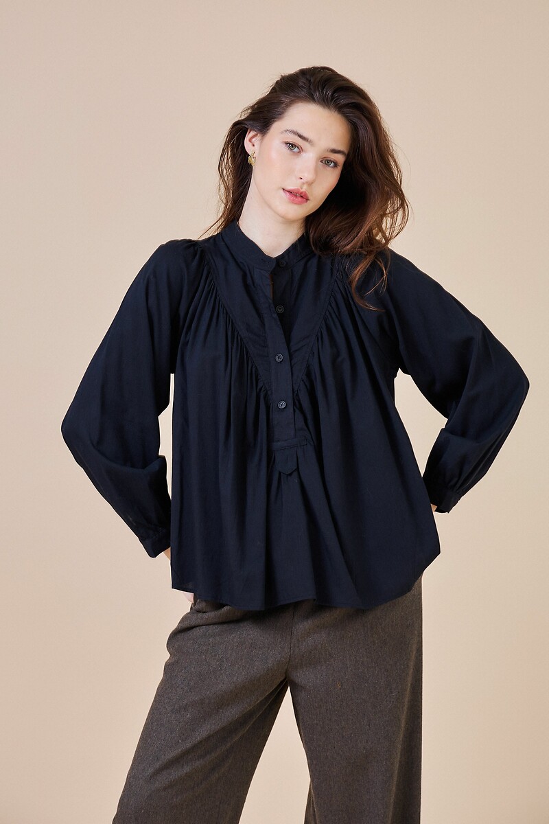 ATÉ BREVE<br>Blusa com gola mandarim e fechamento por botões