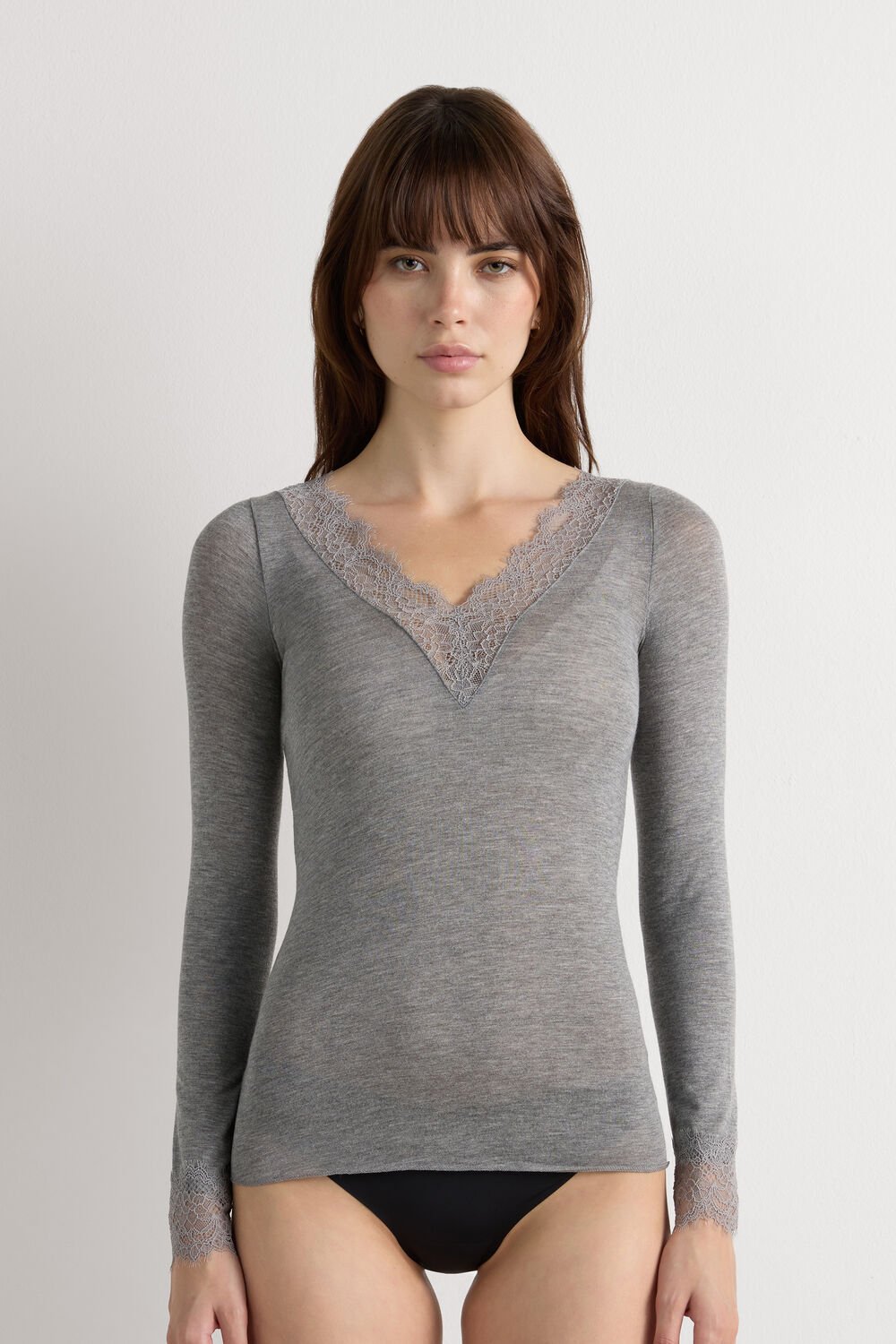 Camisa de manga comprida ultraleve em cashmere com detalhes em renda.