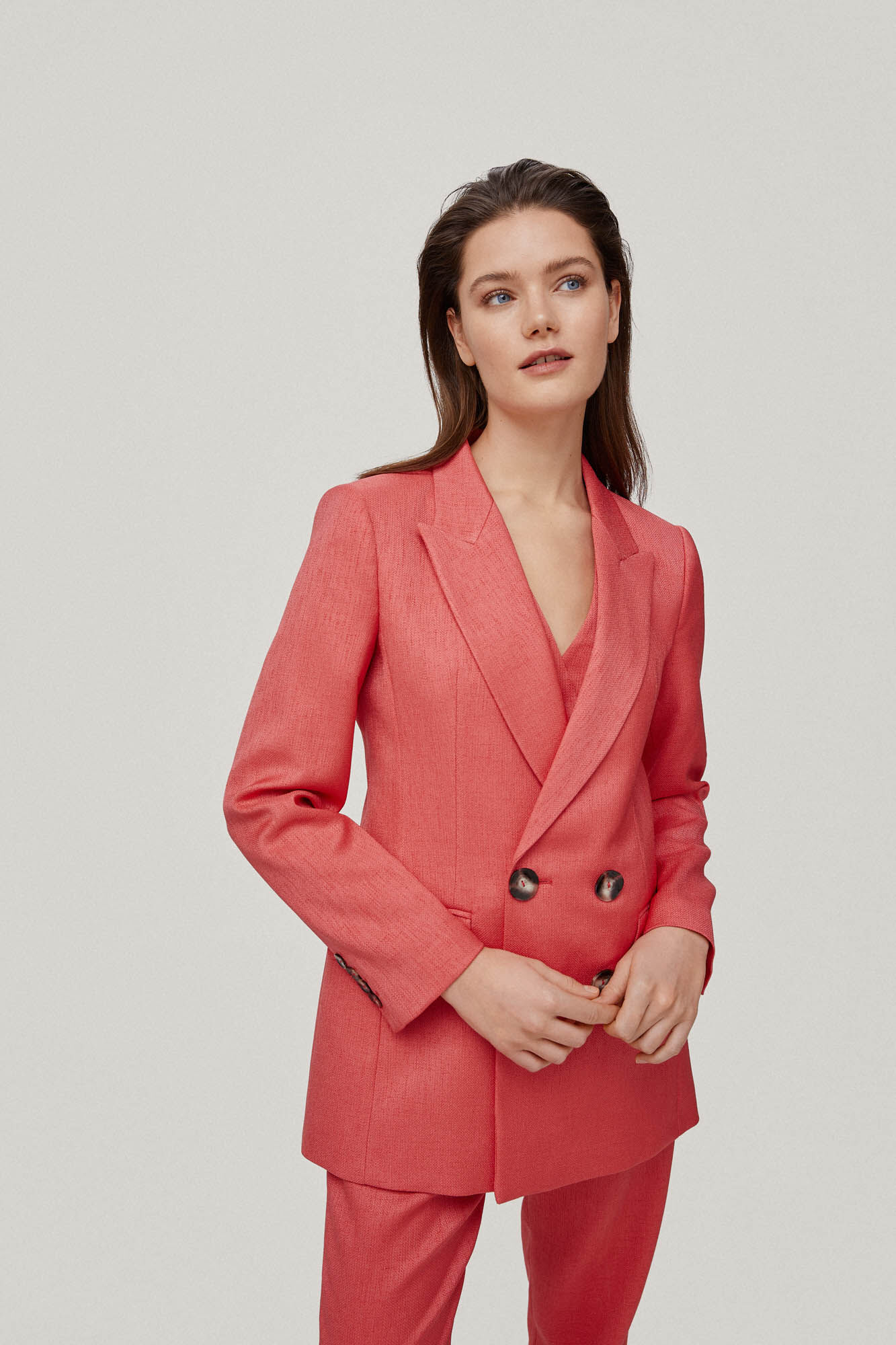 Blazer de abotoamento duplo com botões contrastantes. - Coral
