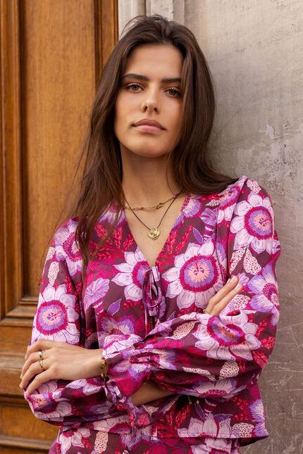 Bruine top met strikjes en roze bloemenprint