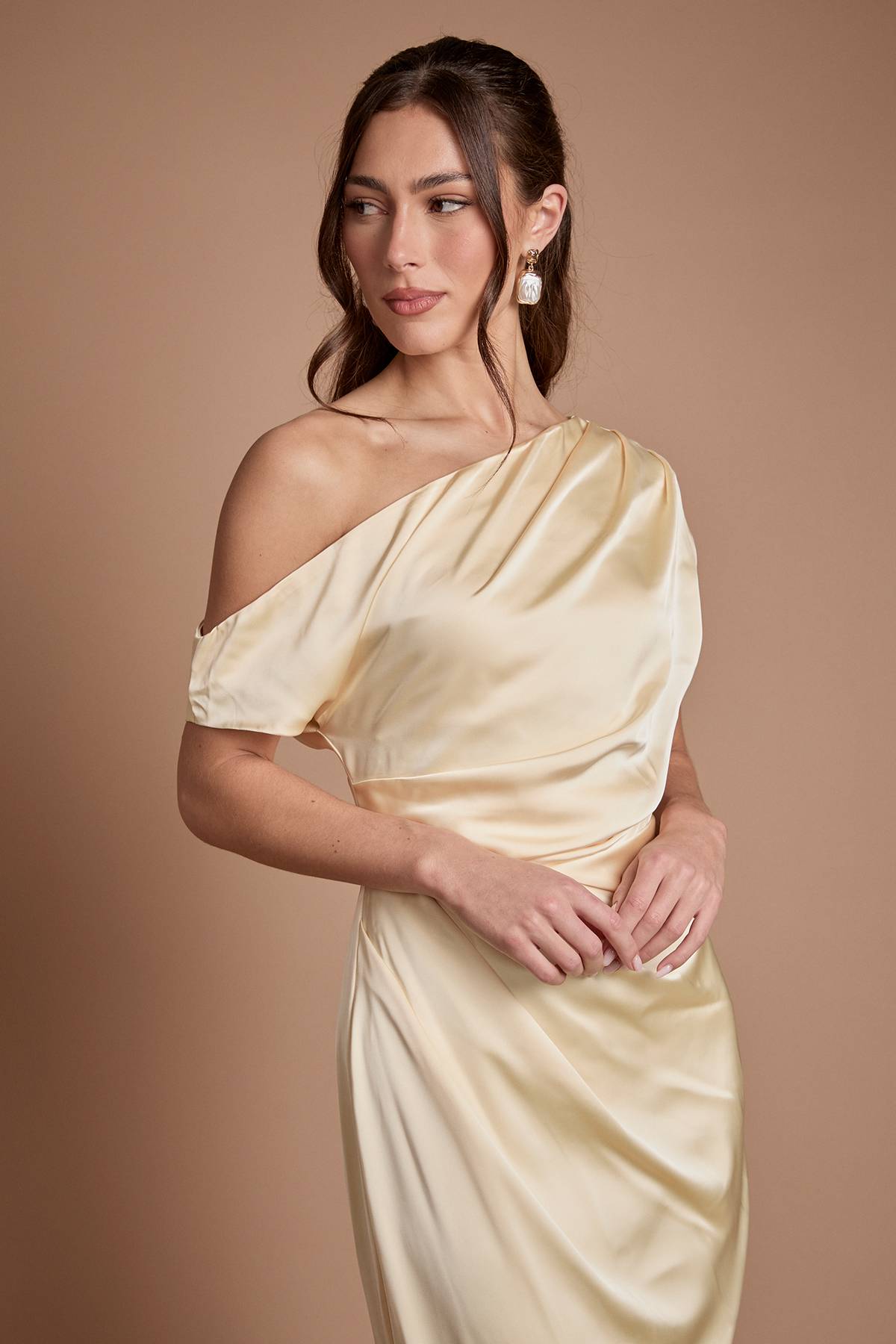 Coast Robe Longue de Demoiselle d'Honneur en Satin à Détails Froncés et Épaules Dénudées