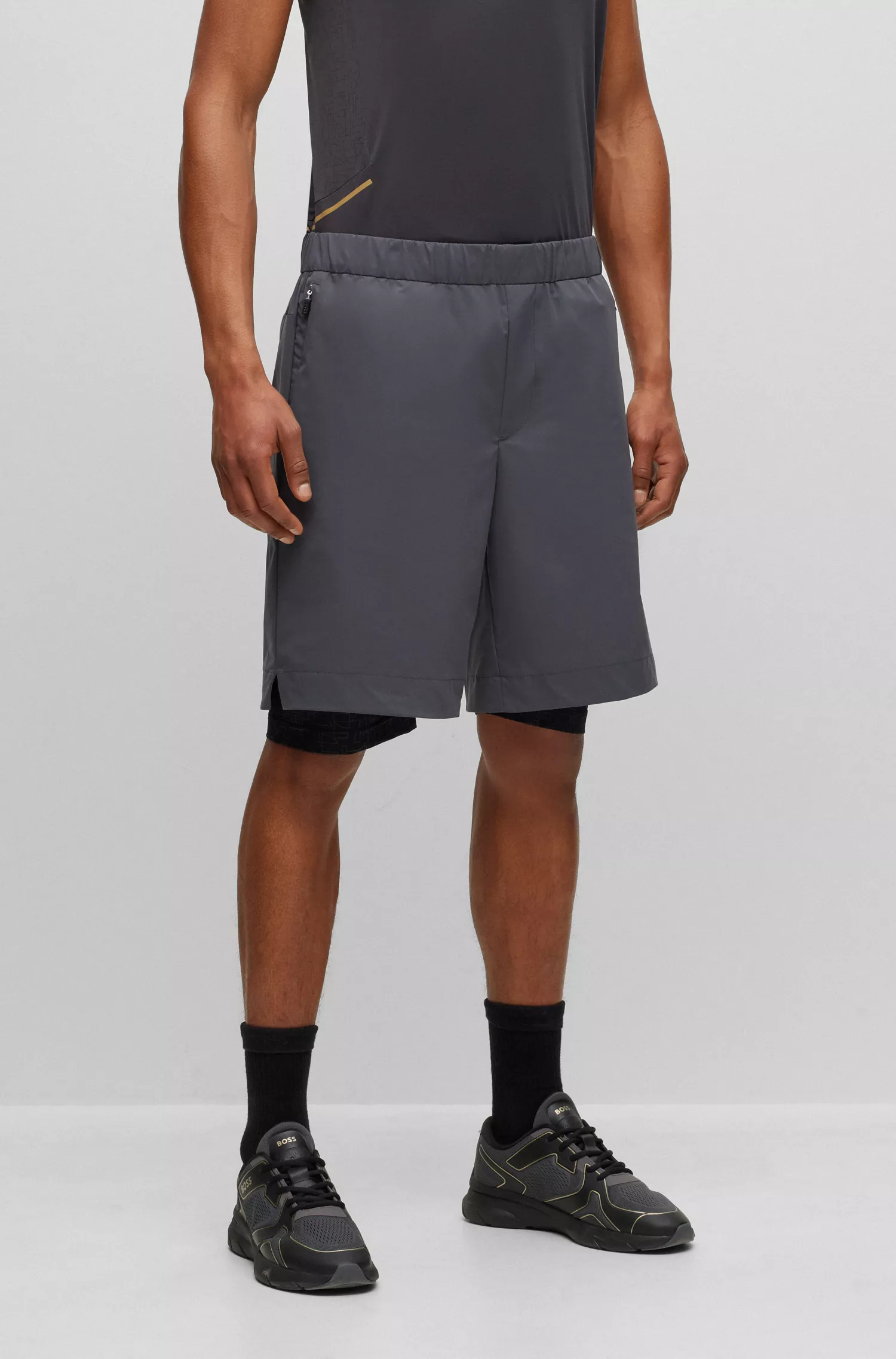 Calções BOSS verdes repelentes à água com leggings integradas.