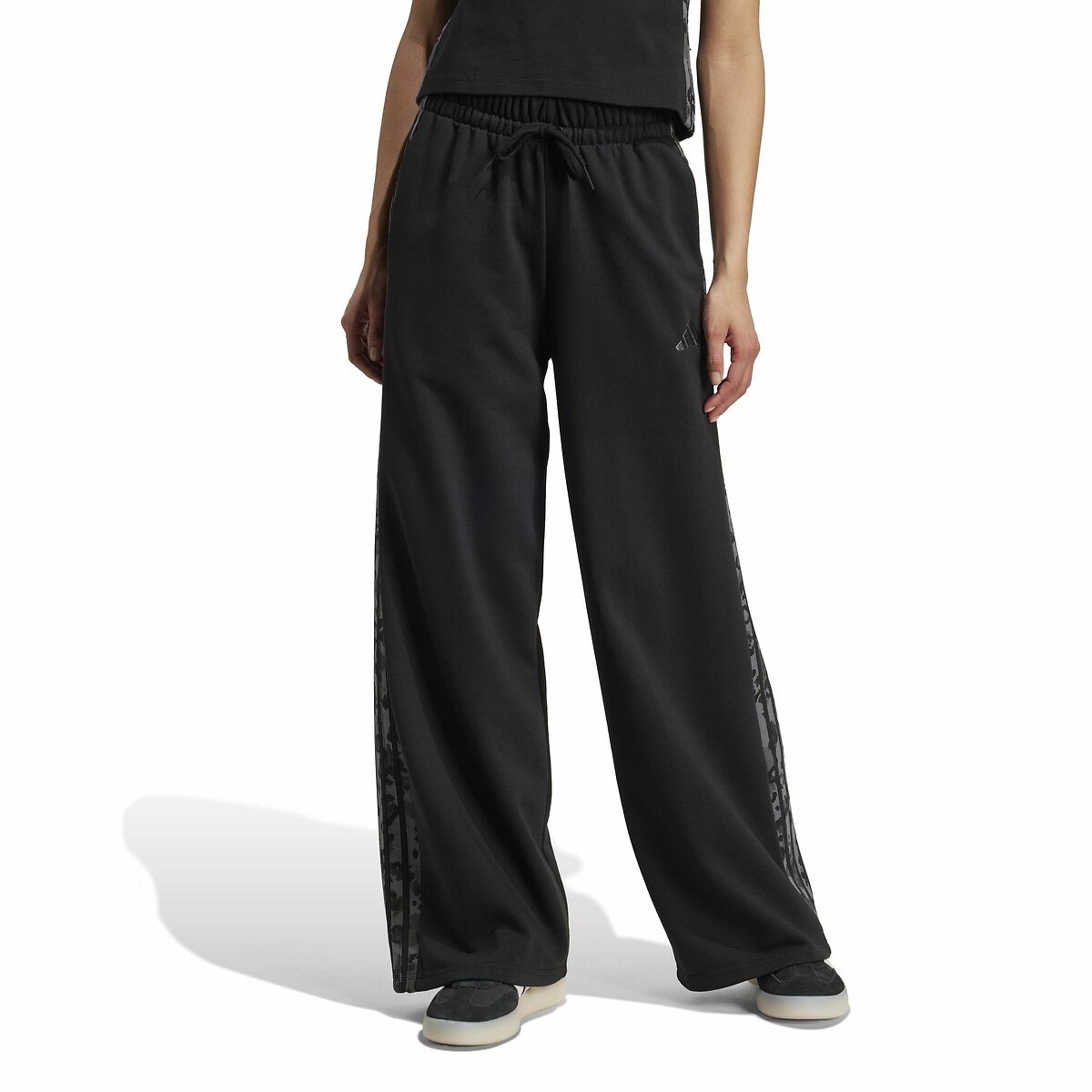 ADIDAS ROUPAS ESPORTIVAS<br>Calças largas com as 3 listras e estampa de leopardo