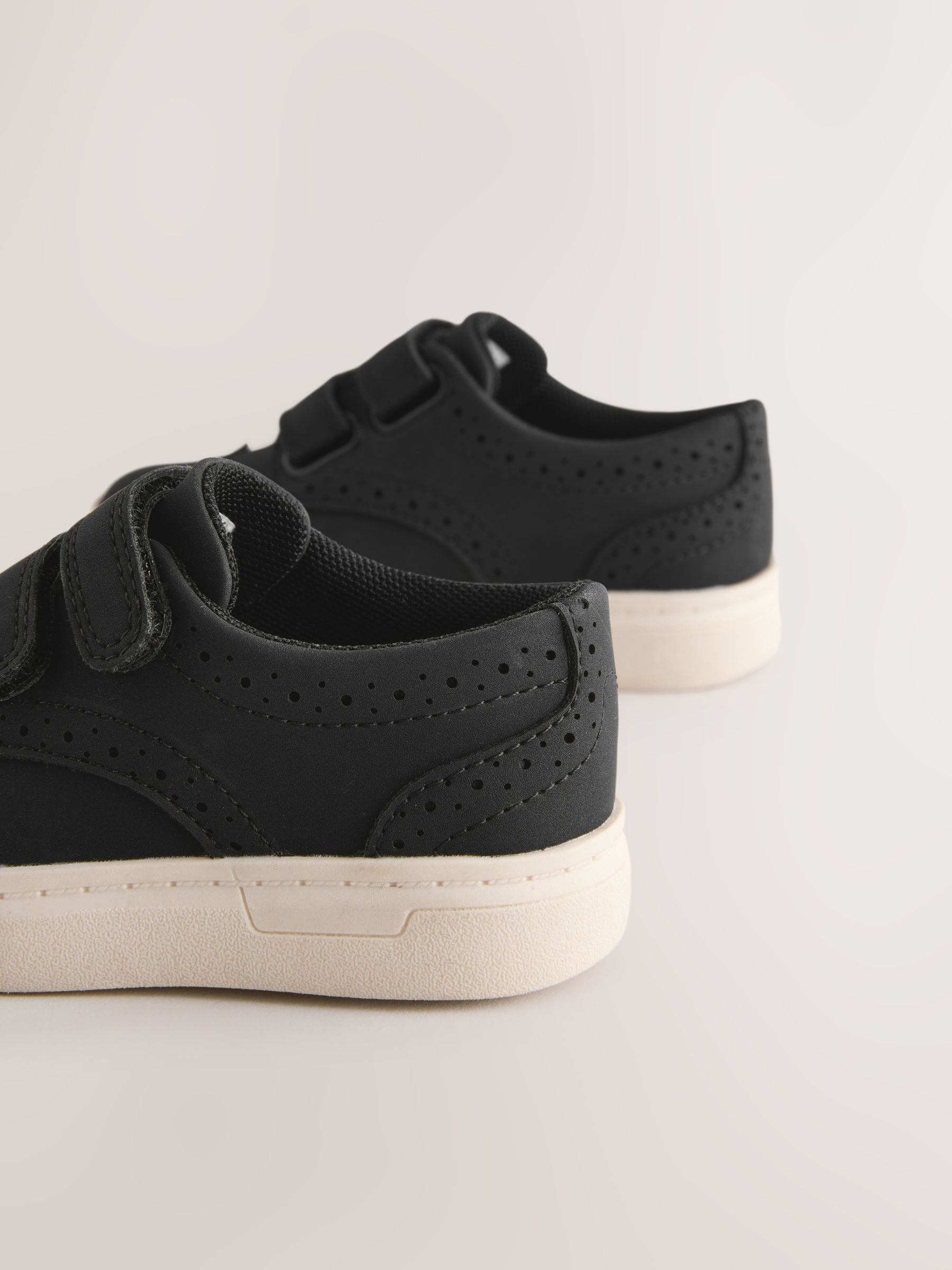 Zwart - Brogue schoenen met klittenbandsluiting