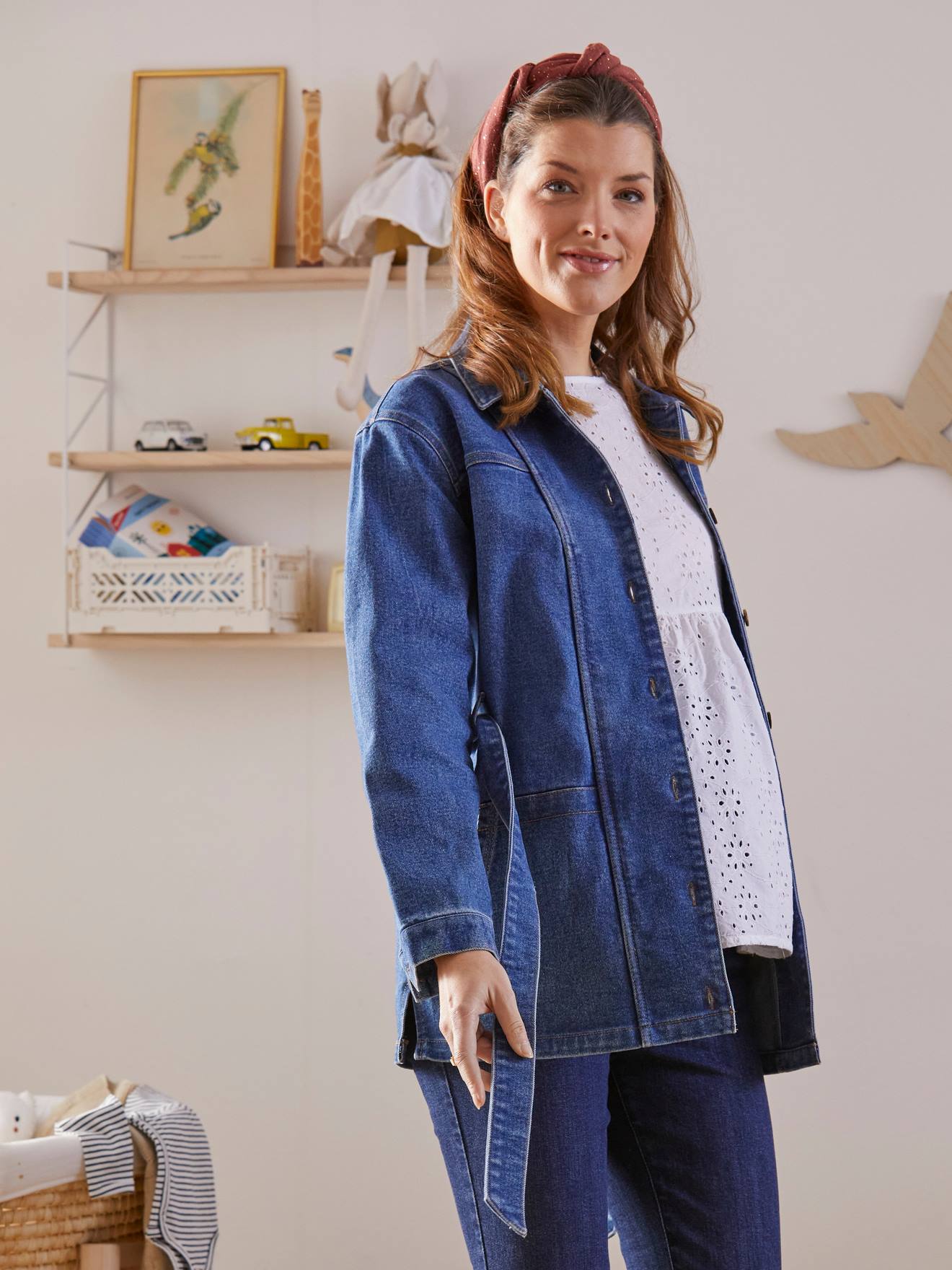 Jaqueta jeans lisa azul-escura, adequada para gestantes e para o período pós-parto.