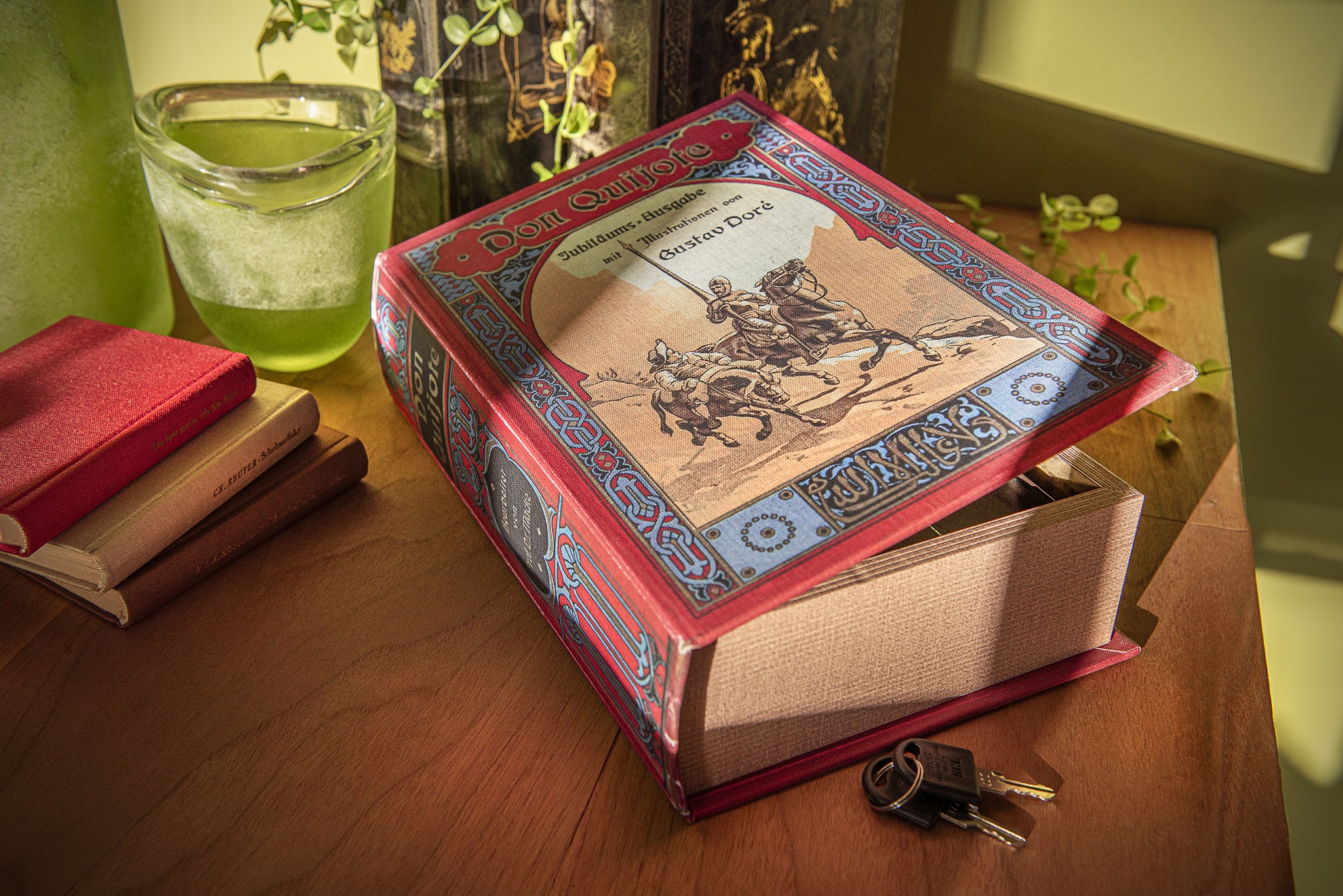 Buchhülle 'Don Quijote' mit Schließfach, T 7 cm, B 18 cm, H 27 cm von fischer's lagerhaus