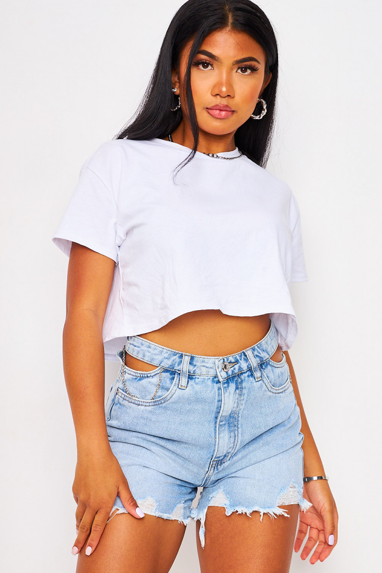 Short en jean bleu clair déchiré et ajouré